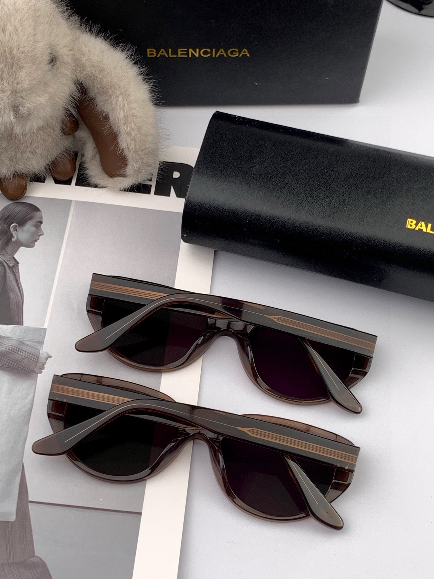 巴黎世家2025开春新款一体镜 小框太阳镜男女同款 😎 爆款大框尼龙太阳镜 超逼格超酷 镜腿品牌设计感强