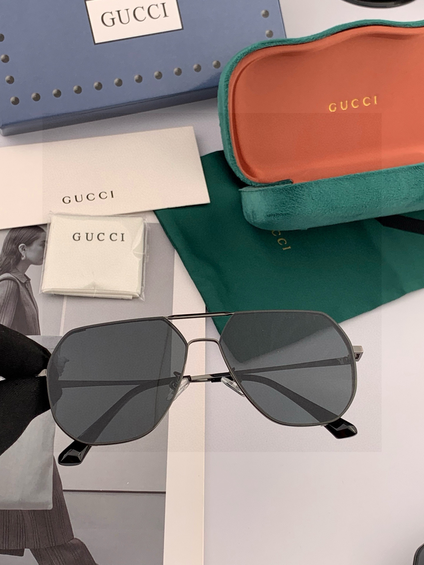 GUCC* 男款炫彩飞行员偏光太阳镜 ❤️材质：高清尼龙加厚卡槽高清偏光镜片 🌹无边框镜架💕颜👍型号：G