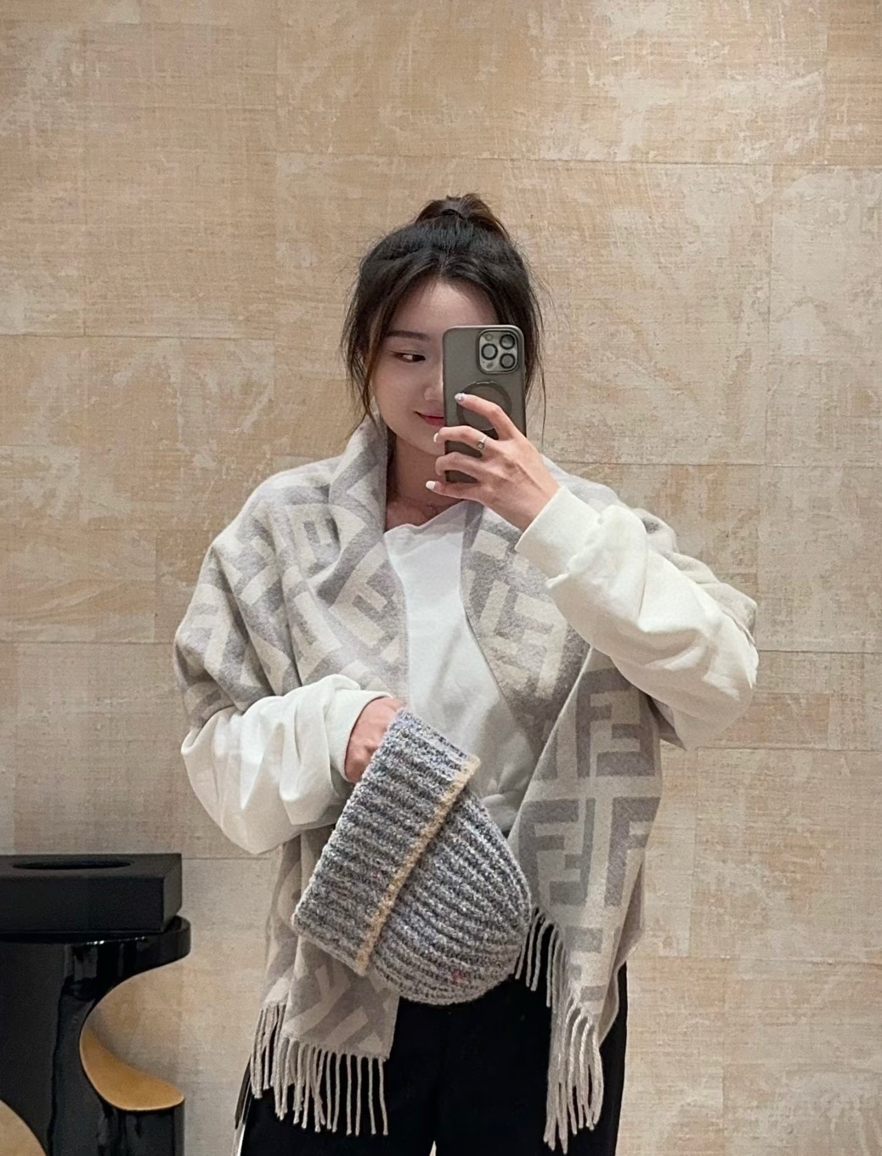 NO:581129,The most popular presbyopia FF element style that can best bring out the sense of luxury this year. The fashionable lady recommends ~ Fendi cashmere scarf ~ It really looks good with clothes. This color is also very suitable for daily wear. The fabric is soft and the quality is great. There are many pages of information about this scarf on the main label ~ The details are great. It can be matched with all kinds of fashionable clothing in any size ~ Goddess must recommend 45*170cm cashmere scarf size high version scarf, high version scarf, fendi19860909最能碰撞出高级感今年最流行的老花FF元素风格,时髦小姐姐推荐~Fendi 羊绒围巾~搭配服饰真的非常好看 ,这个色也是非常适合日搭的配色面料柔软,质量很赞,主标上很很多页此款围巾的信息~细节很棒随便围围就很大牌时髦范搭配各类服饰都能驾驭~女神必入推荐45*170cm羊绒围巾尺寸高版本围巾,高版本围巾,fendi,scarf