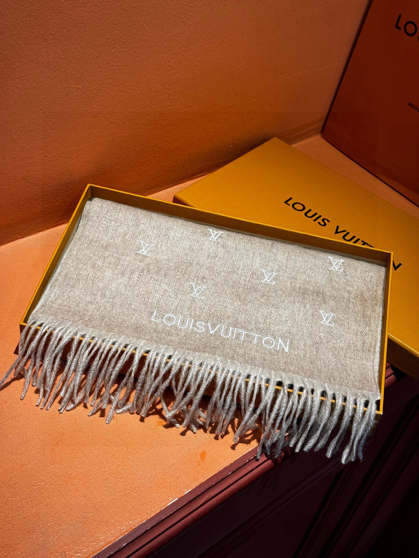 【LV】官网新款 情侣款 巴黎时装展双面羊绒围巾！采用蒙古高原细羊绒！手感满满地都是细腻的绒毛！这个价格