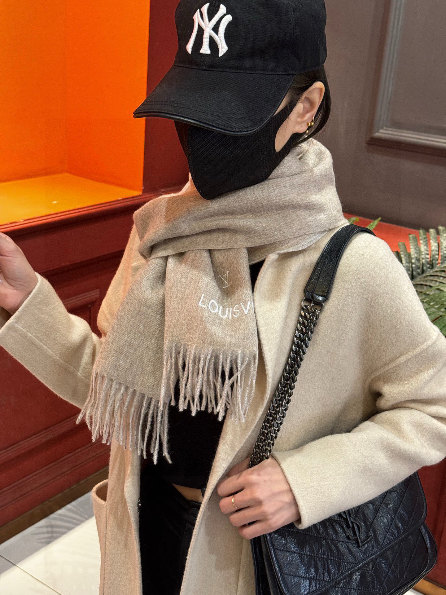 【LV】官网新款 情侣款 巴黎时装展双面羊绒围巾！采用蒙古高原细羊绒！手感满满地都是细腻的绒毛！这个价格