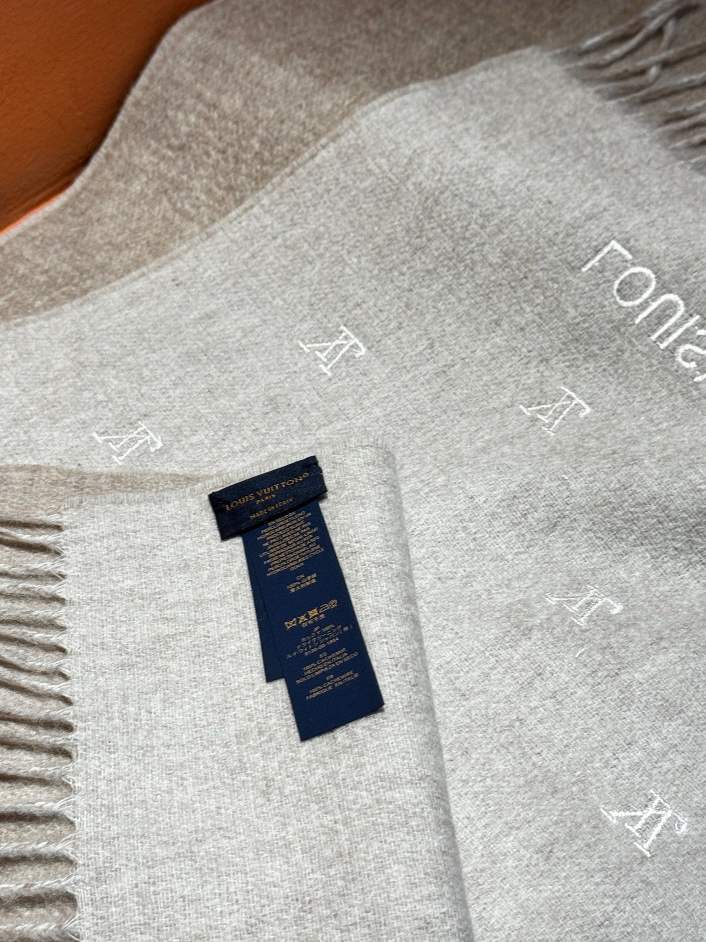 【LV】官网新款 情侣款 巴黎时装展双面羊绒围巾！采用蒙古高原细羊绒！手感满满地都是细腻的绒毛！这个价格