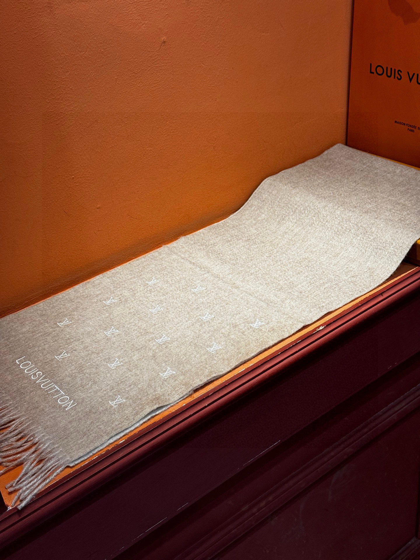 【LV】官网新款 情侣款 巴黎时装展双面羊绒围巾！采用蒙古高原细羊绒！手感满满地都是细腻的绒毛！这个价格