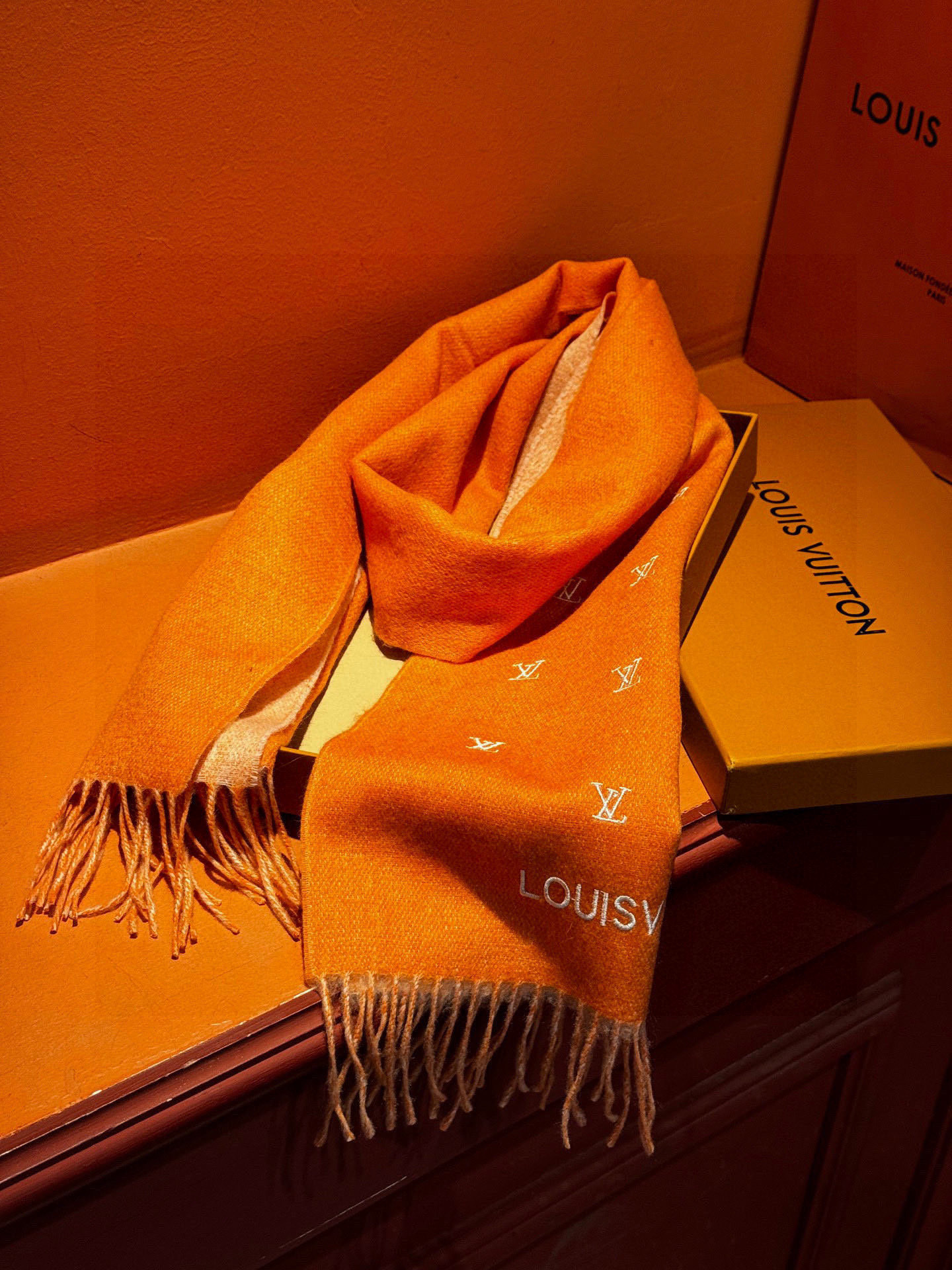 【LV】官网新款 情侣款 巴黎时装展双面羊绒围巾！采用蒙古高原细羊绒！手感满满地都是细腻的绒毛！这个价格