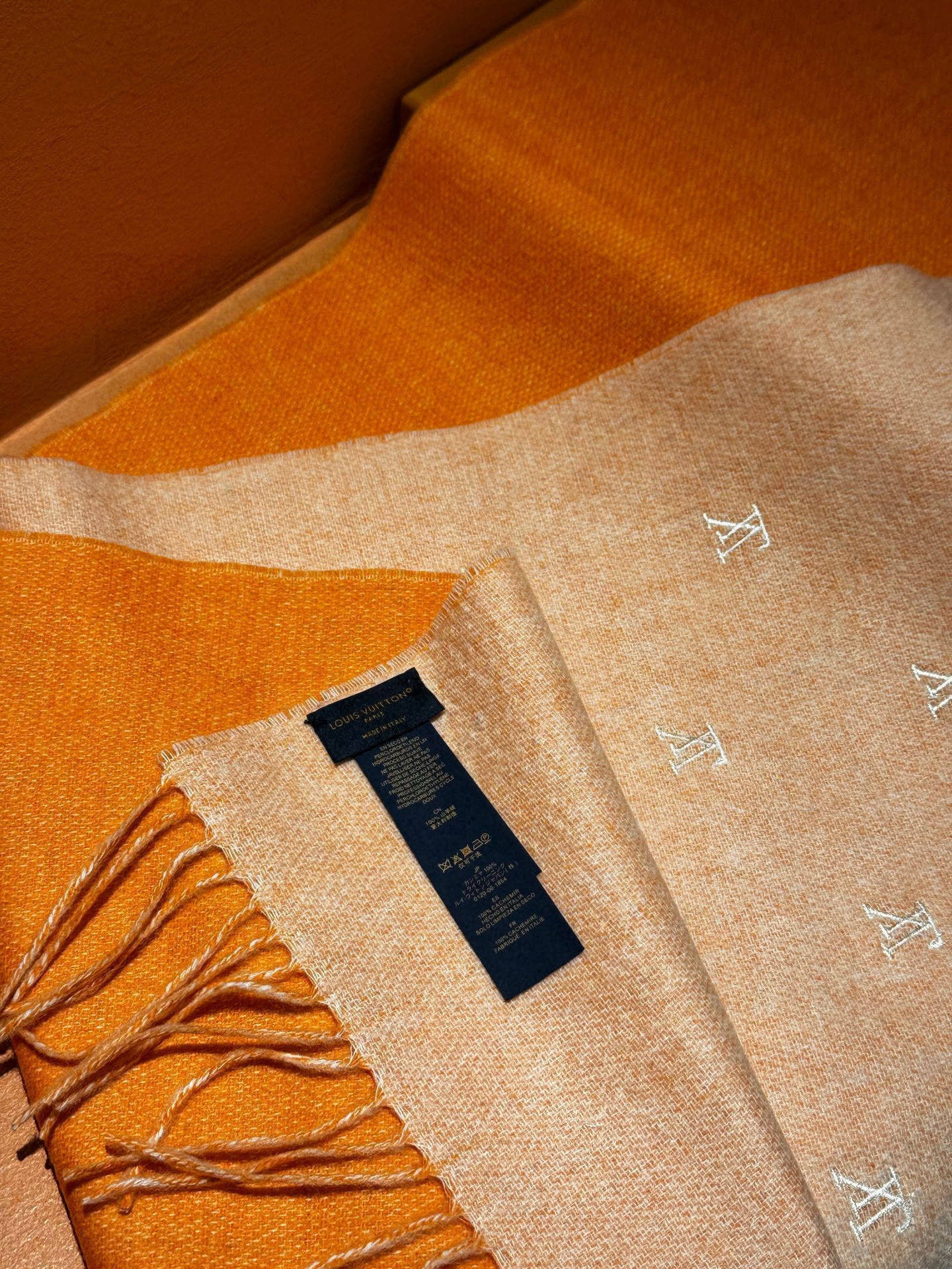 【LV】官网新款 情侣款 巴黎时装展双面羊绒围巾！采用蒙古高原细羊绒！手感满满地都是细腻的绒毛！这个价格