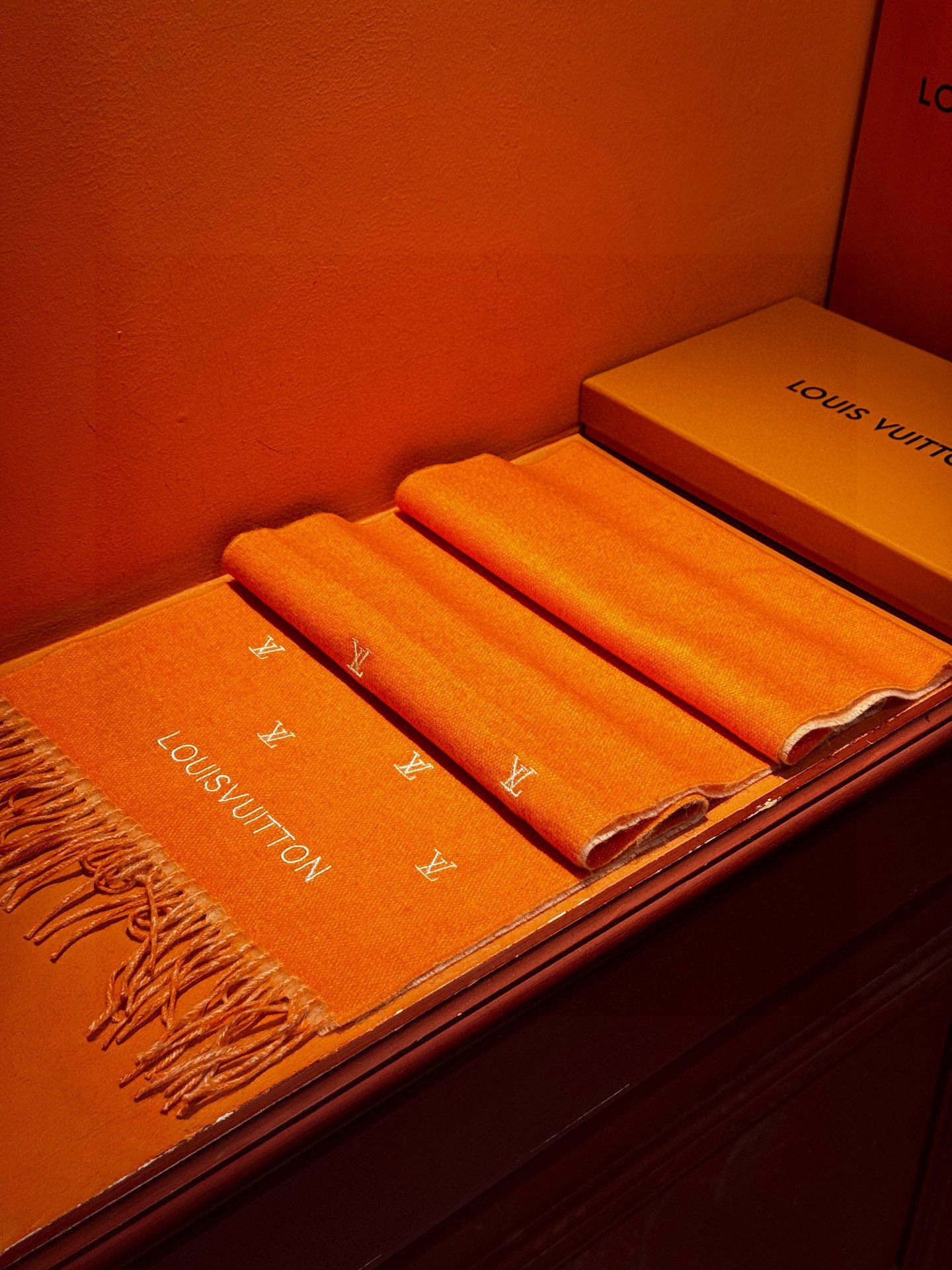 【LV】官网新款 情侣款 巴黎时装展双面羊绒围巾！采用蒙古高原细羊绒！手感满满地都是细腻的绒毛！这个价格