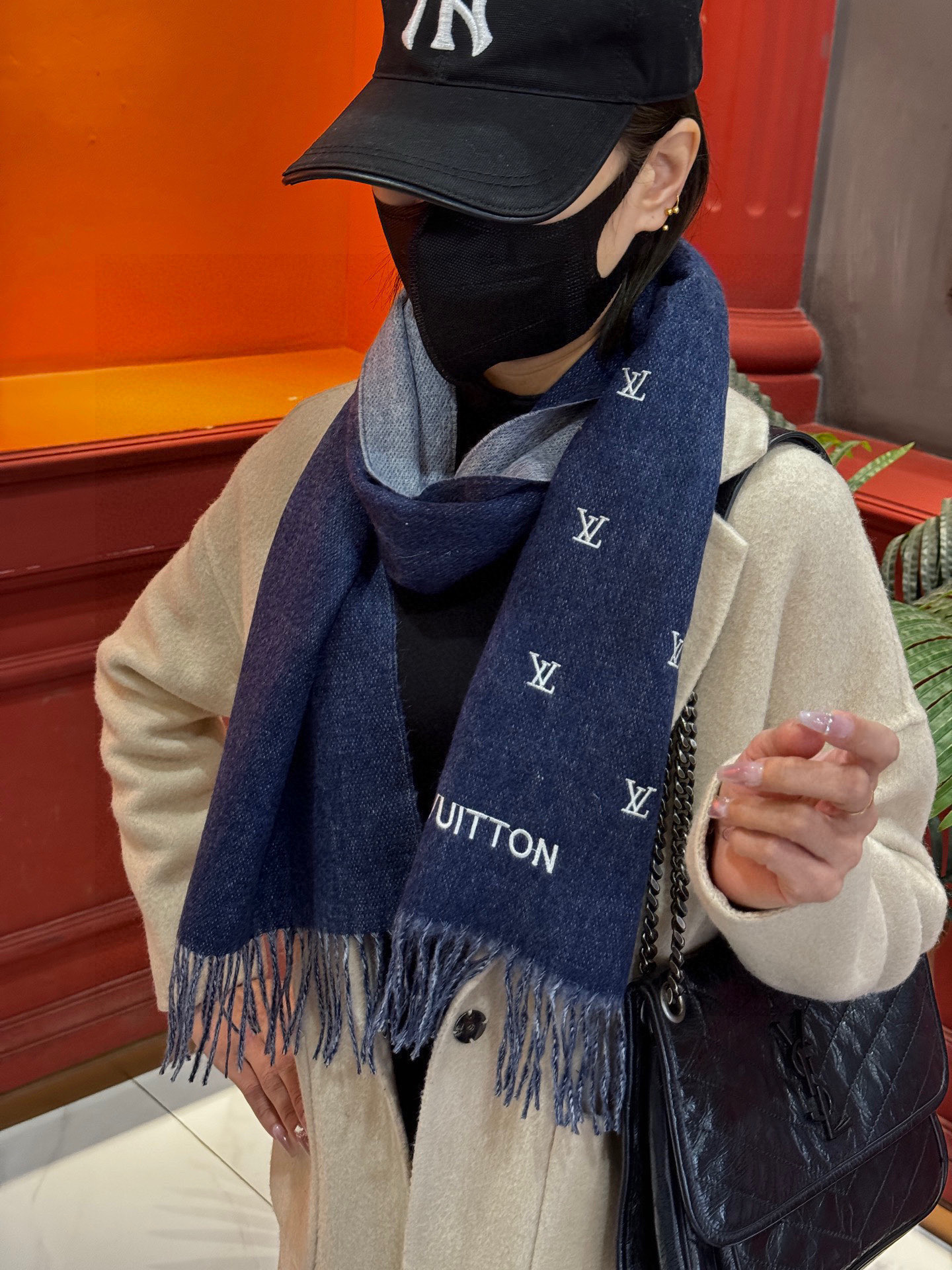 【LV】官网新款 情侣款 巴黎时装展双面羊绒围巾！采用蒙古高原细羊绒！手感满满地都是细腻的绒毛！这个价格