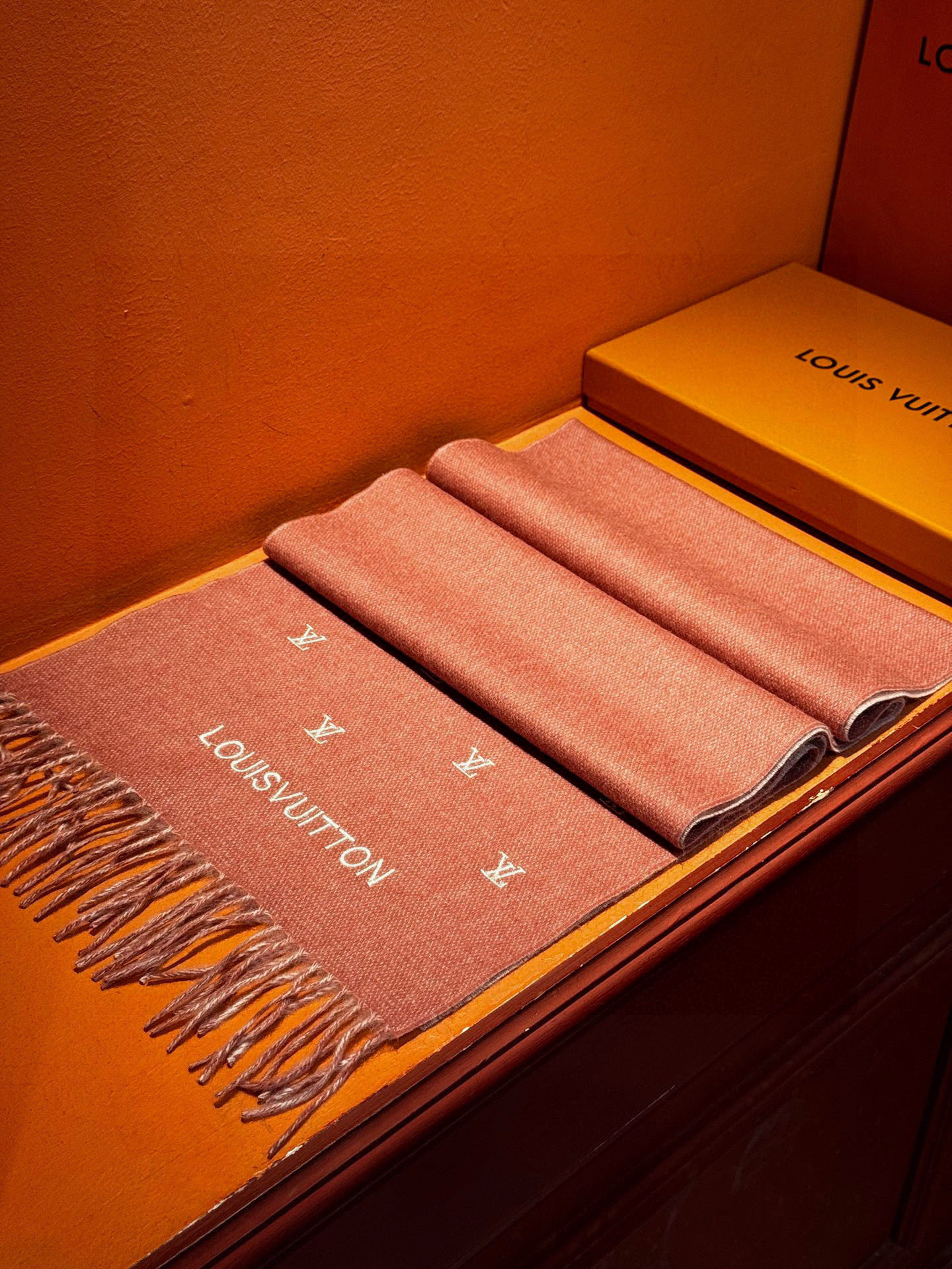 【LV】官网新款 情侣款 巴黎时装展双面羊绒围巾！采用蒙古高原细羊绒！手感满满地都是细腻的绒毛！这个价格