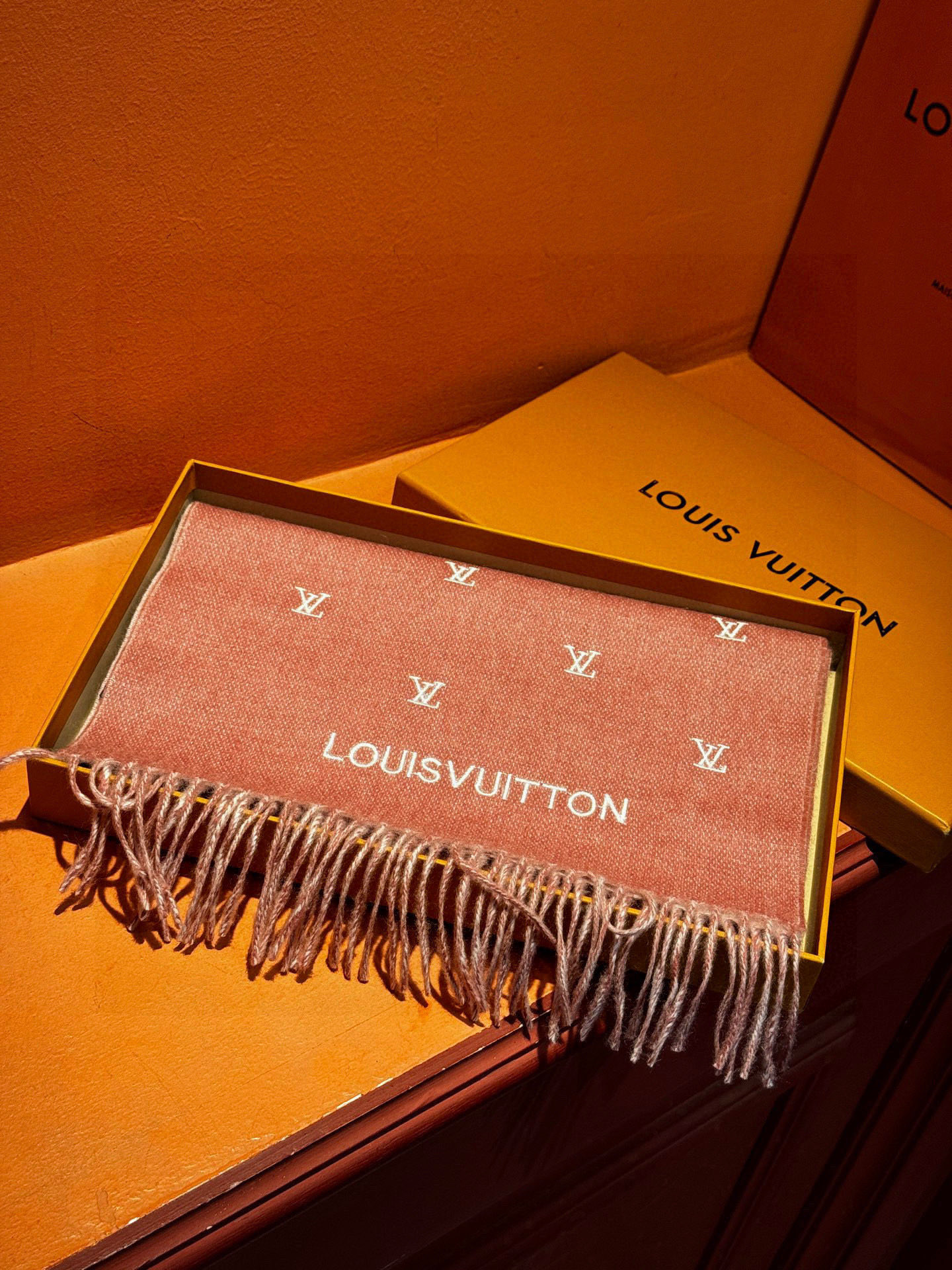 【LV】官网新款 情侣款 巴黎时装展双面羊绒围巾！采用蒙古高原细羊绒！手感满满地都是细腻的绒毛！这个价格