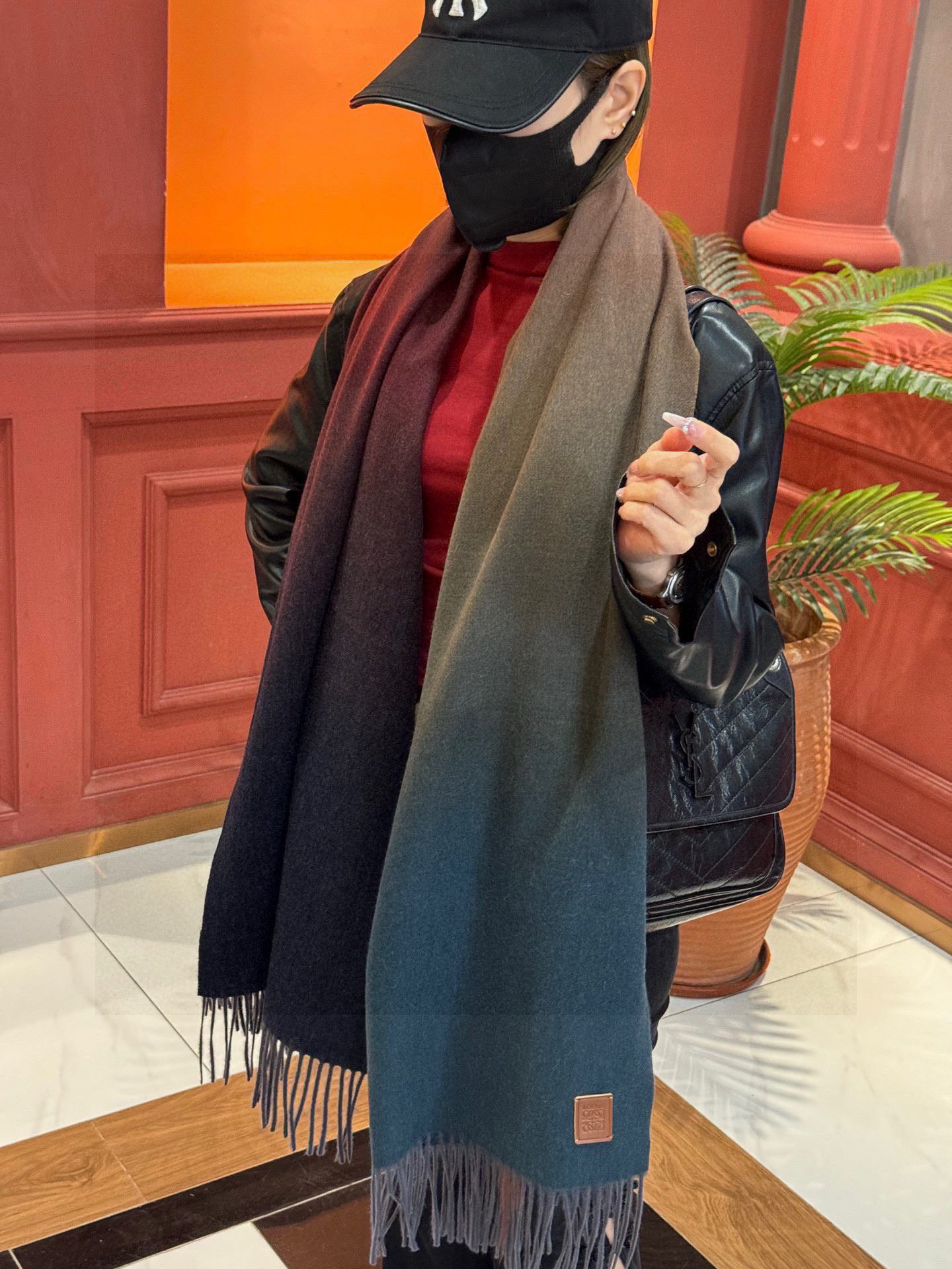 ✨✨太美了😍罗意威 美到要尖叫😱专柜最新款🎊英伦欧美范儿「多色渐变」又是一款即时尚又实用的大围巾&长巾，