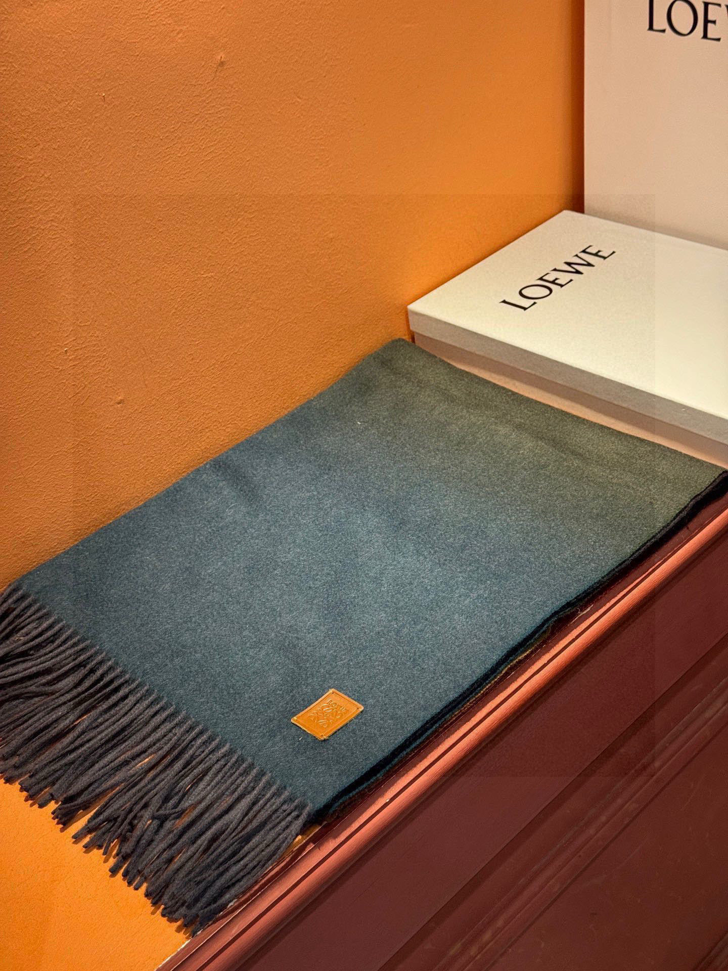 ✨✨太美了😍罗意威 美到要尖叫😱专柜最新款🎊英伦欧美范儿「多色渐变」又是一款即时尚又实用的大围巾&长巾，