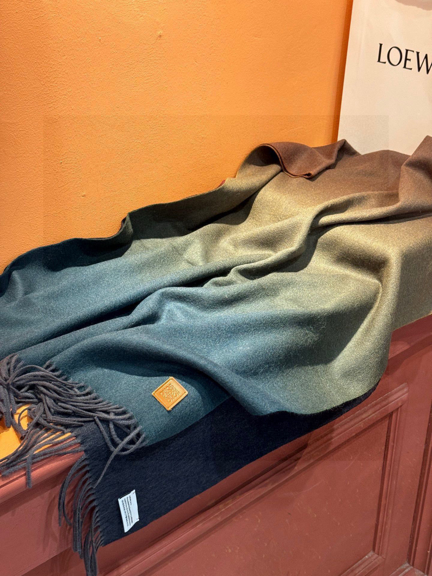 ✨✨太美了😍罗意威 美到要尖叫😱专柜最新款🎊英伦欧美范儿「多色渐变」又是一款即时尚又实用的大围巾&长巾，