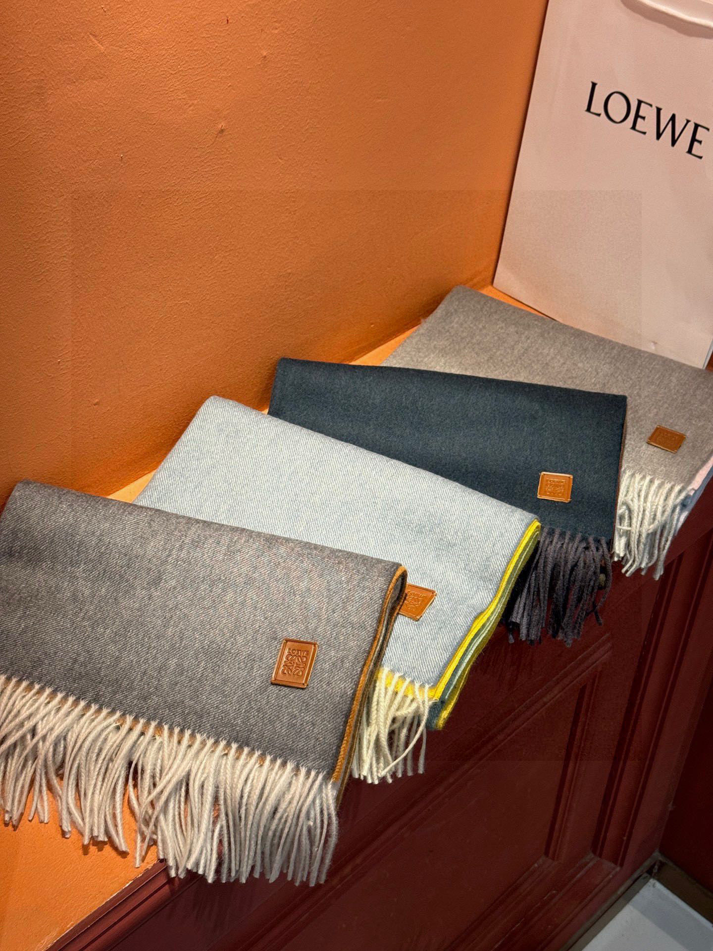 ✨✨太美了😍罗意威 美到要尖叫😱专柜最新款🎊英伦欧美范儿「多色渐变」又是一款即时尚又实用的大围巾&长巾，