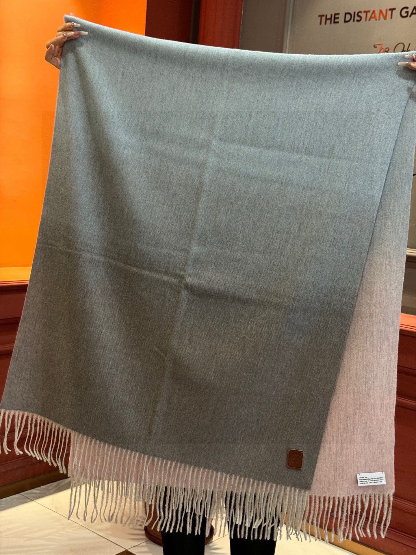 ✨✨太美了😍罗意威 美到要尖叫😱专柜最新款🎊英伦欧美范儿「多色渐变」又是一款即时尚又实用的大围巾&长巾，