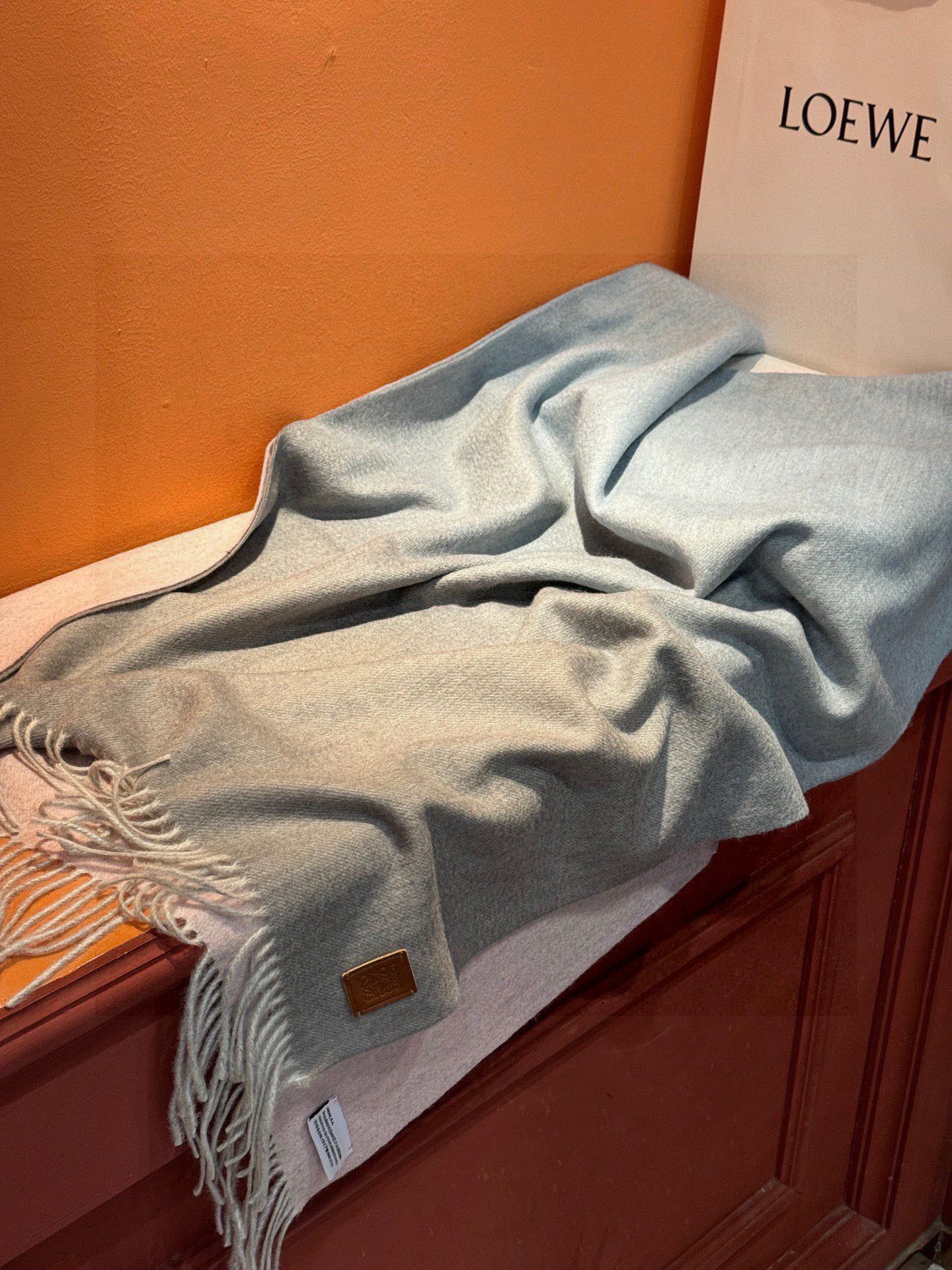 ✨✨太美了😍罗意威 美到要尖叫😱专柜最新款🎊英伦欧美范儿「多色渐变」又是一款即时尚又实用的大围巾&长巾，