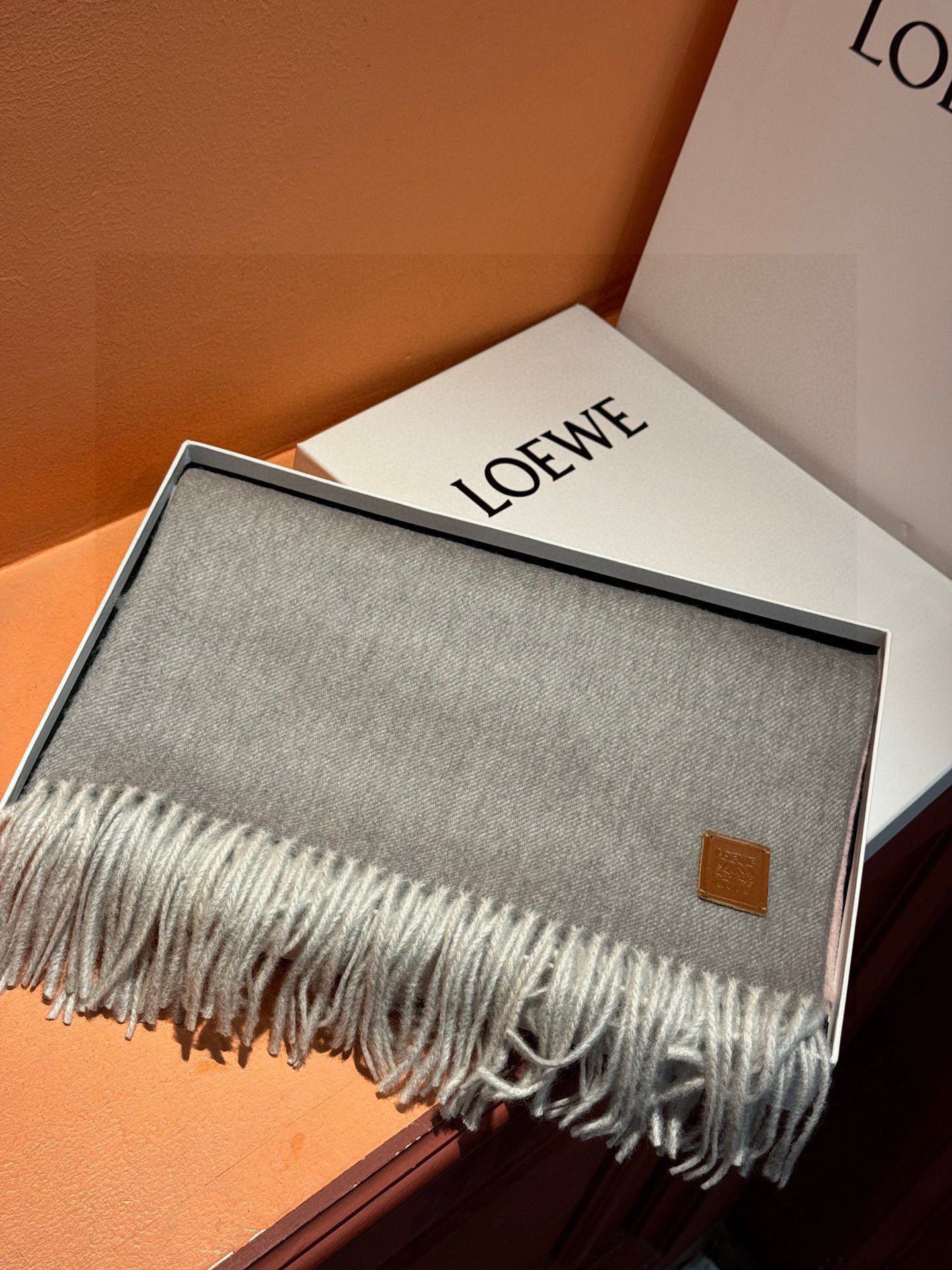 ✨✨太美了😍罗意威 美到要尖叫😱专柜最新款🎊英伦欧美范儿「多色渐变」又是一款即时尚又实用的大围巾&长巾，