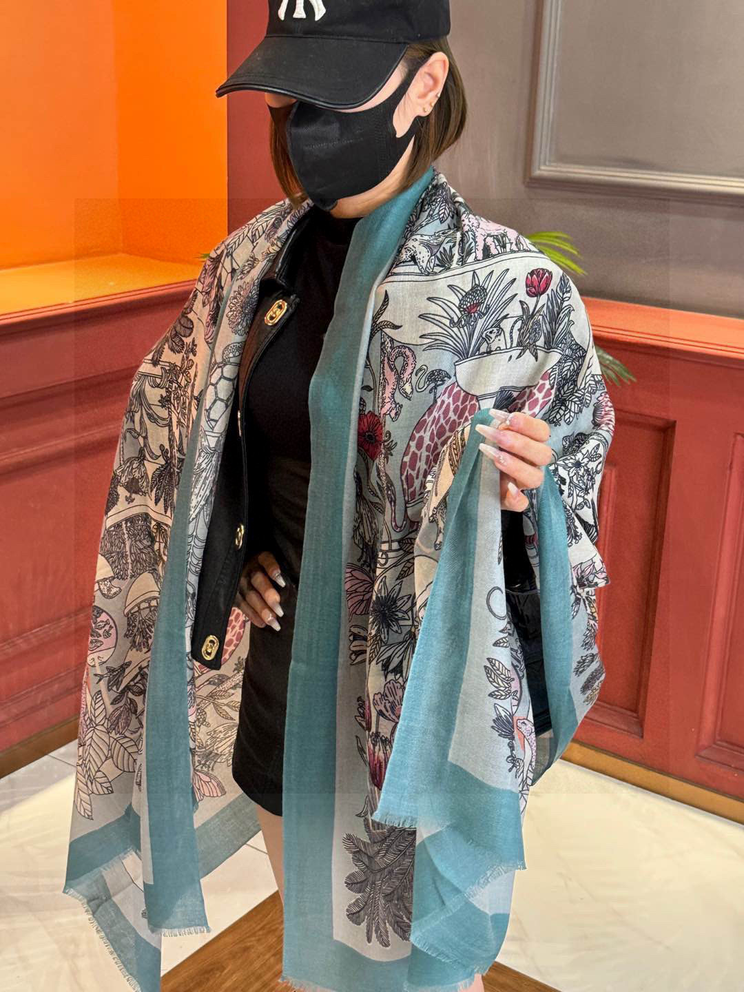 NO:574380,Counter synchronization. Hermes bought it and everyone said it looked good [Rareland Cashmere Long Scarf] Recommended top craftsmanship, great value, Hermès counter popular cashmere long scarf, three-dimensional presentation of patterns and textures, extremely high-grade special craftsmanship, high-end research and development, stunning advent, special cutting-edge craftsmanship, loved by Bai Fumei. Whether it is quality, style or price, they scream for big brands. Super cost-effective, definitely worth buying size 100*200 high version scarf, high version scarf, hermes, hermes19860909专柜同步 Hermes家买了都说好看【珍奇乐园羊绒长巾】推荐顶级工艺超值爱马仕专柜爆款羊绒长巾立体呈现图案纹路实物档次极高特殊工艺高端研发惊艳问世特殊尖端工艺处理受到白富美的喜欢 无论是品质 款式 价格都令大牌控的她们尖叫 超高性价比 绝对值得入手尺寸100*200高版本围巾,高版本围巾,hermes,hermes,scarf