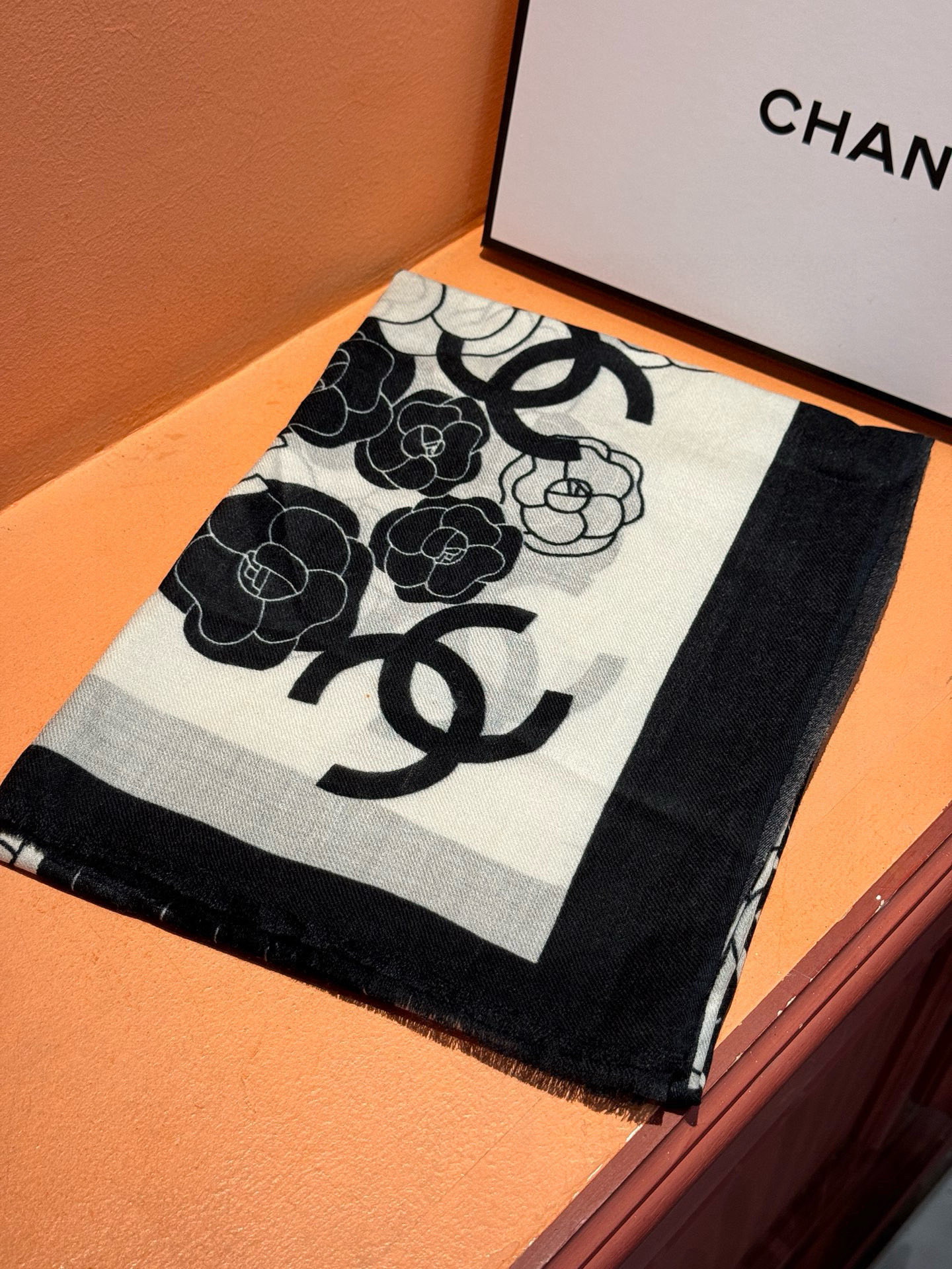 羊绒新款💞 新❤小香【山茶花长围巾】~超级抬气色！高级女人味！羊绒围巾也能这么美！！！这款双面花卉羊绒围