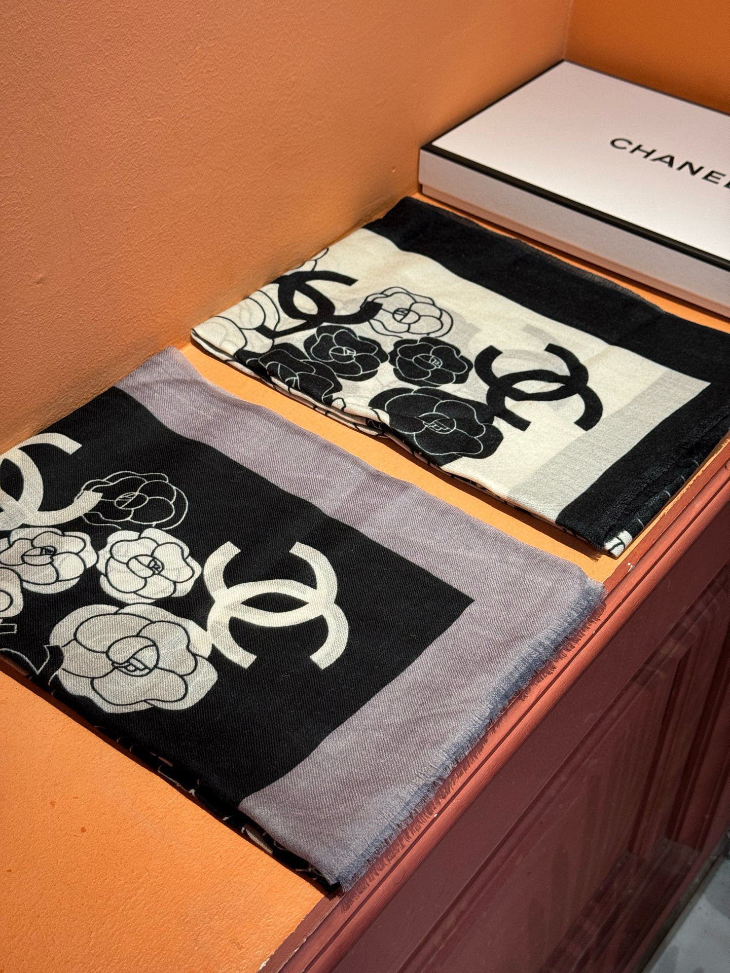 羊绒新款💞 新❤小香【山茶花长围巾】~超级抬气色！高级女人味！羊绒围巾也能这么美！！！这款双面花卉羊绒围