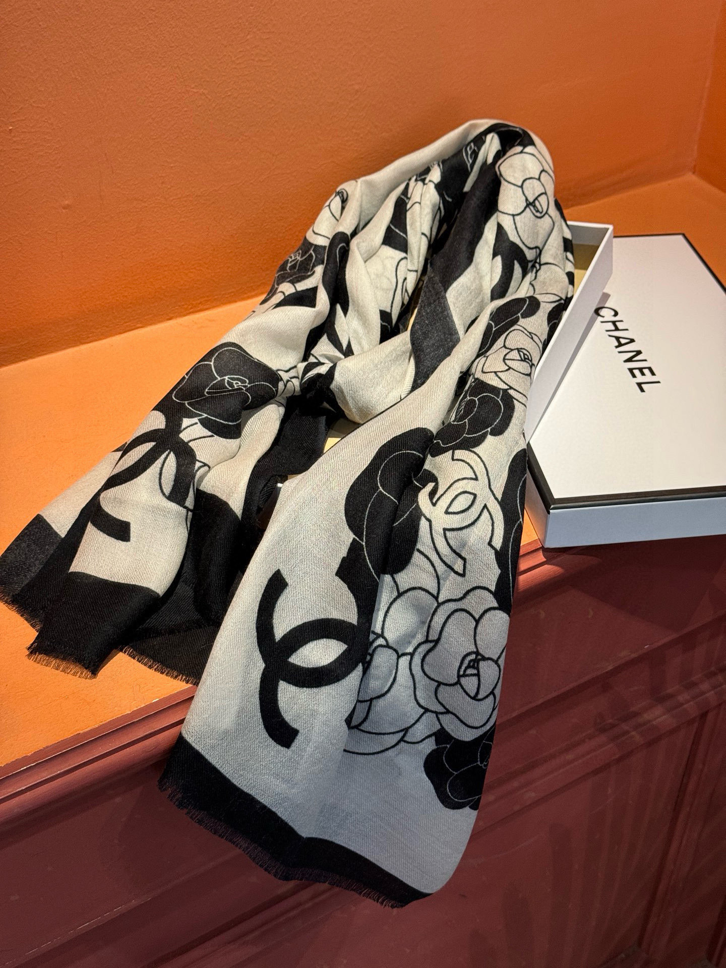 羊绒新款💞 新❤小香【山茶花长围巾】~超级抬气色！高级女人味！羊绒围巾也能这么美！！！这款双面花卉羊绒围