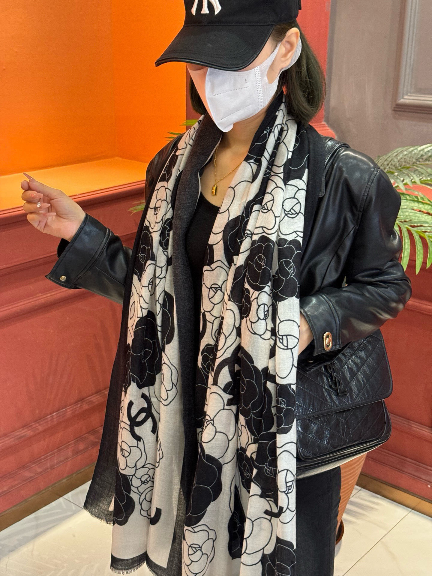 羊绒新款💞 新❤小香【山茶花长围巾】~超级抬气色！高级女人味！羊绒围巾也能这么美！！！这款双面花卉羊绒围