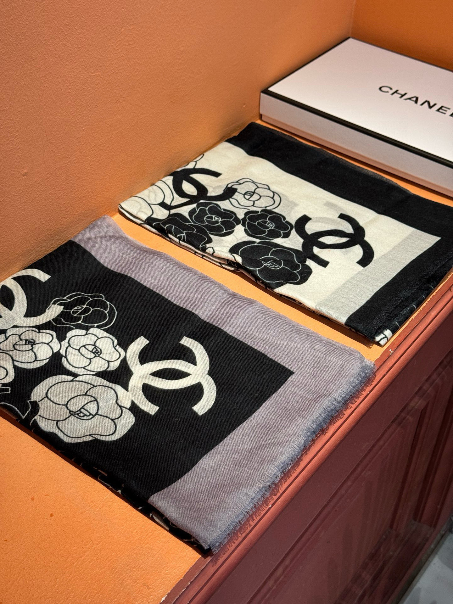 羊绒新款💞 新❤小香【山茶花长围巾】~超级抬气色！高级女人味！羊绒围巾也能这么美！！！这款双面花卉羊绒围