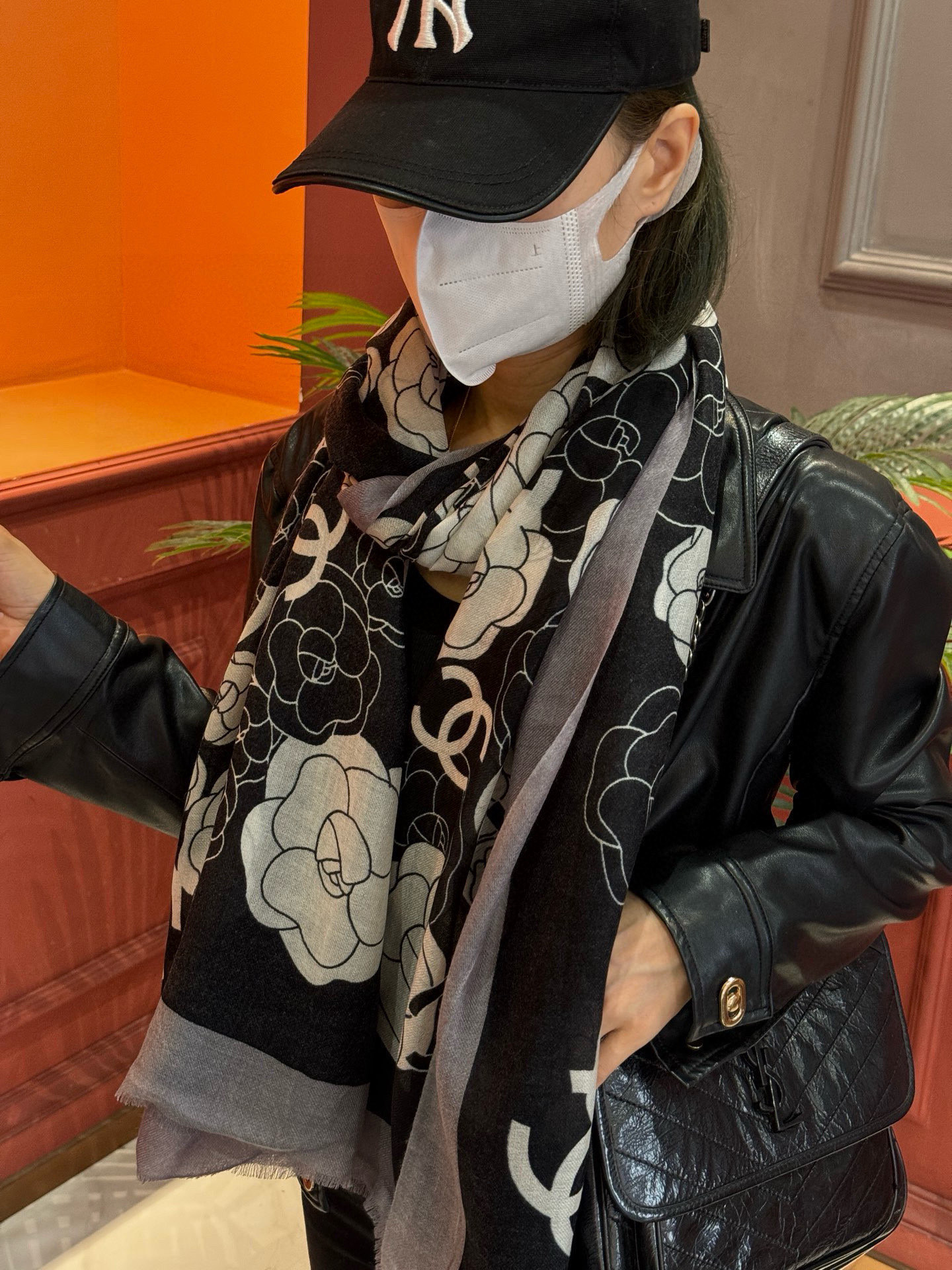 羊绒新款💞 新❤小香【山茶花长围巾】~超级抬气色！高级女人味！羊绒围巾也能这么美！！！这款双面花卉羊绒围