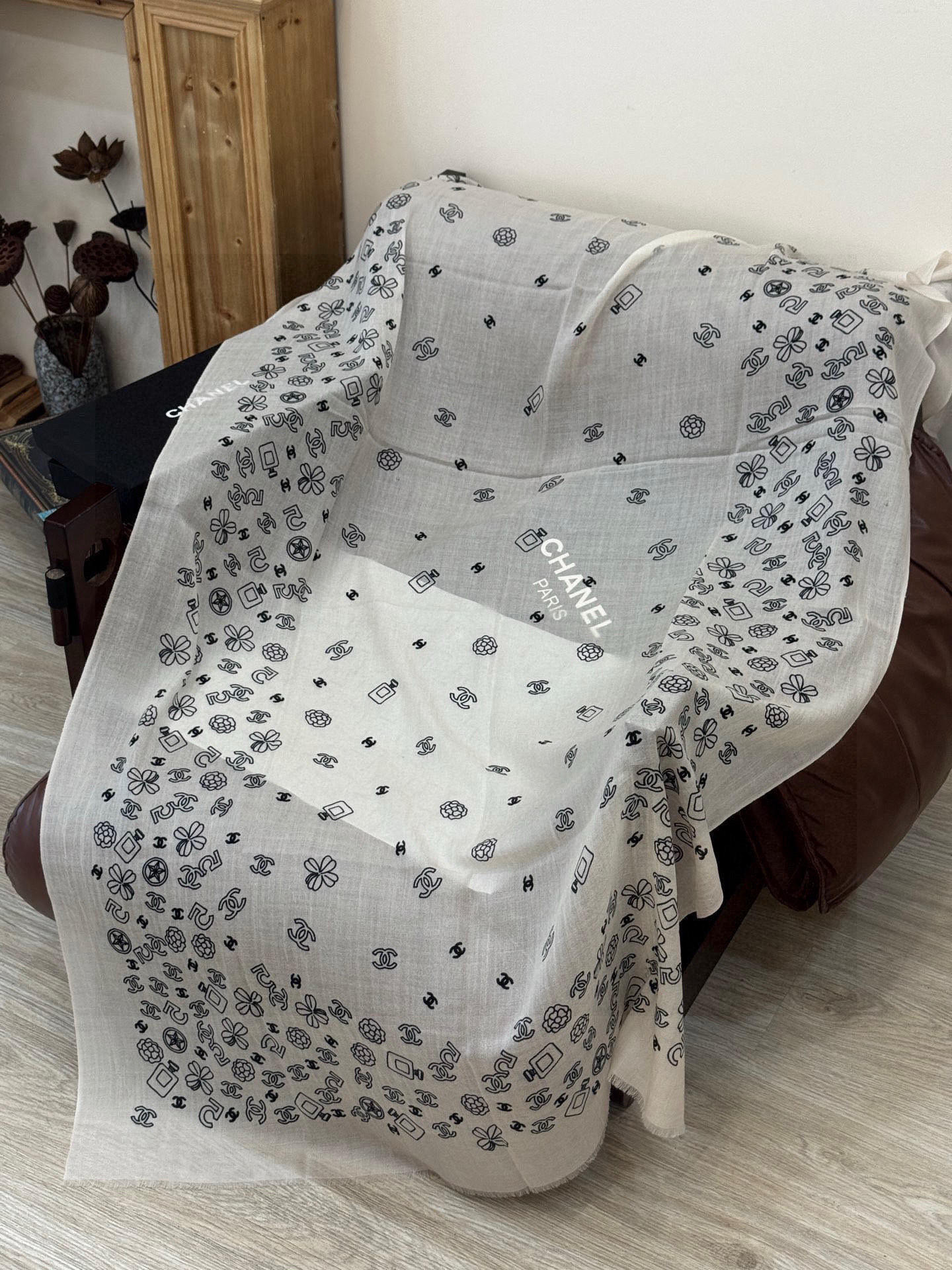 💟CHANEL香奈儿经典元素设计优雅大方，绕在颈间超级完美💋💋简直人间的尤物😍 专柜品质[玫瑰]长巾10