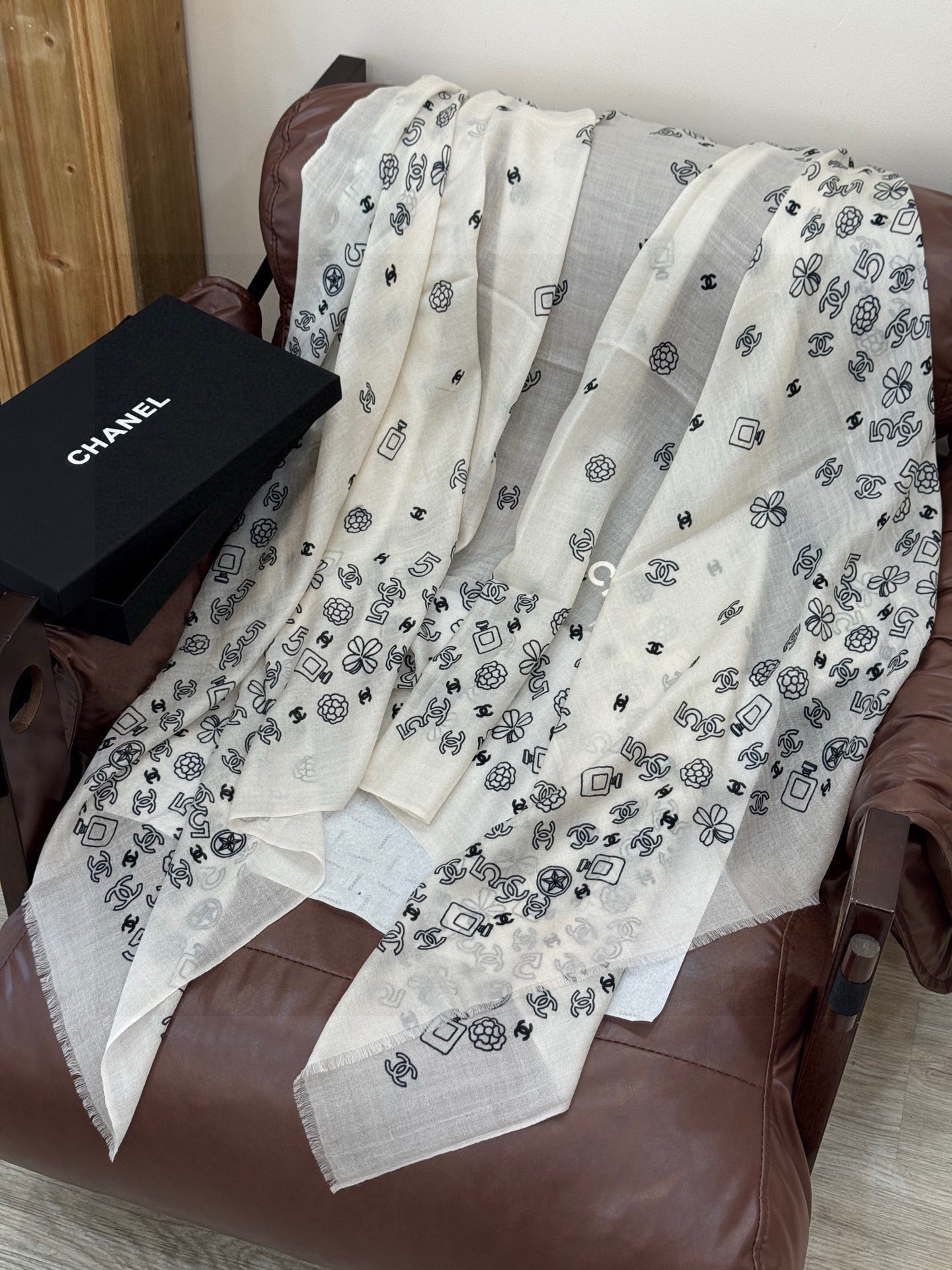 💟CHANEL香奈儿经典元素设计优雅大方，绕在颈间超级完美💋💋简直人间的尤物😍 专柜品质[玫瑰]长巾10