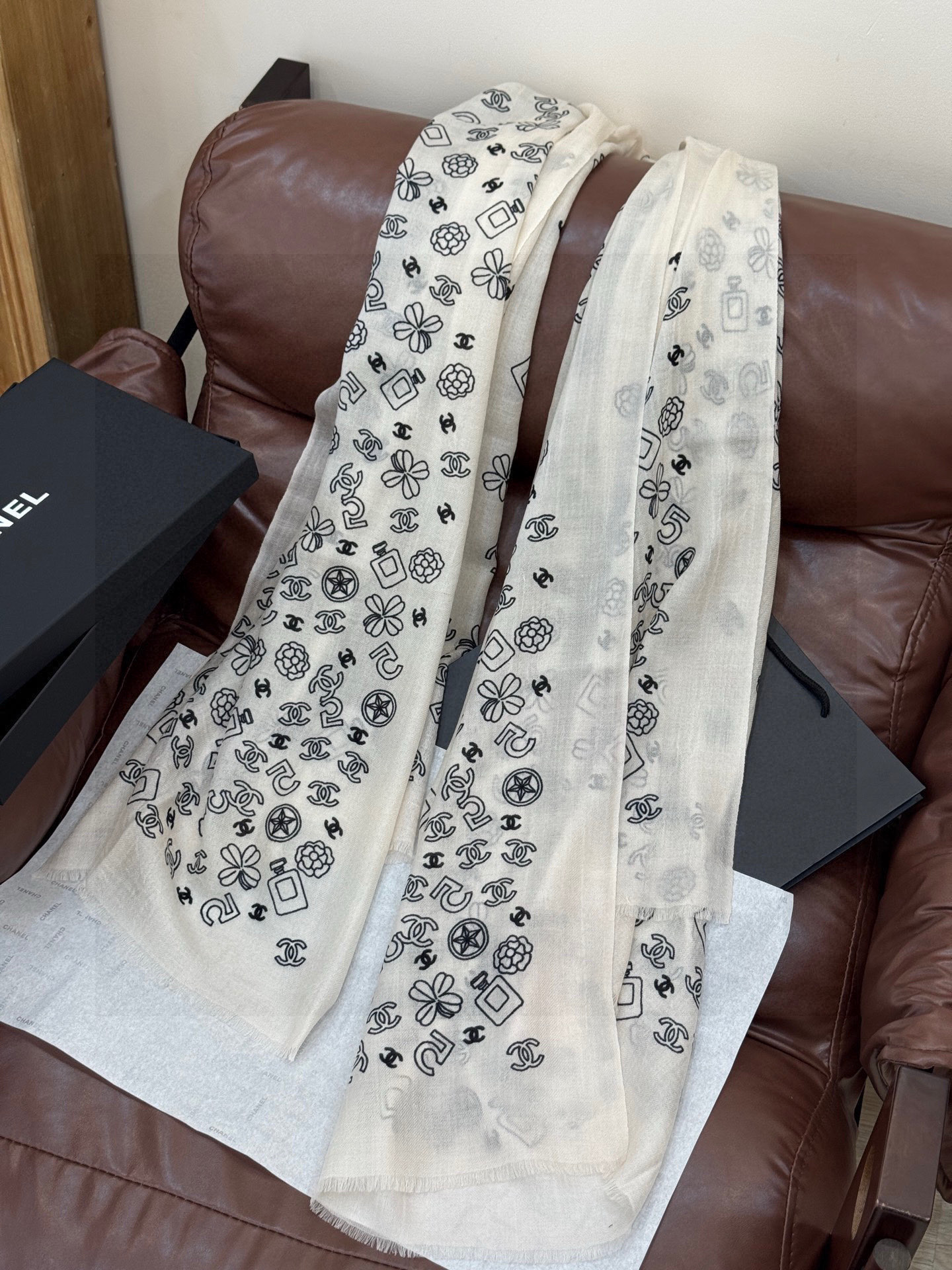 💟CHANEL香奈儿经典元素设计优雅大方，绕在颈间超级完美💋💋简直人间的尤物😍 专柜品质[玫瑰]长巾10