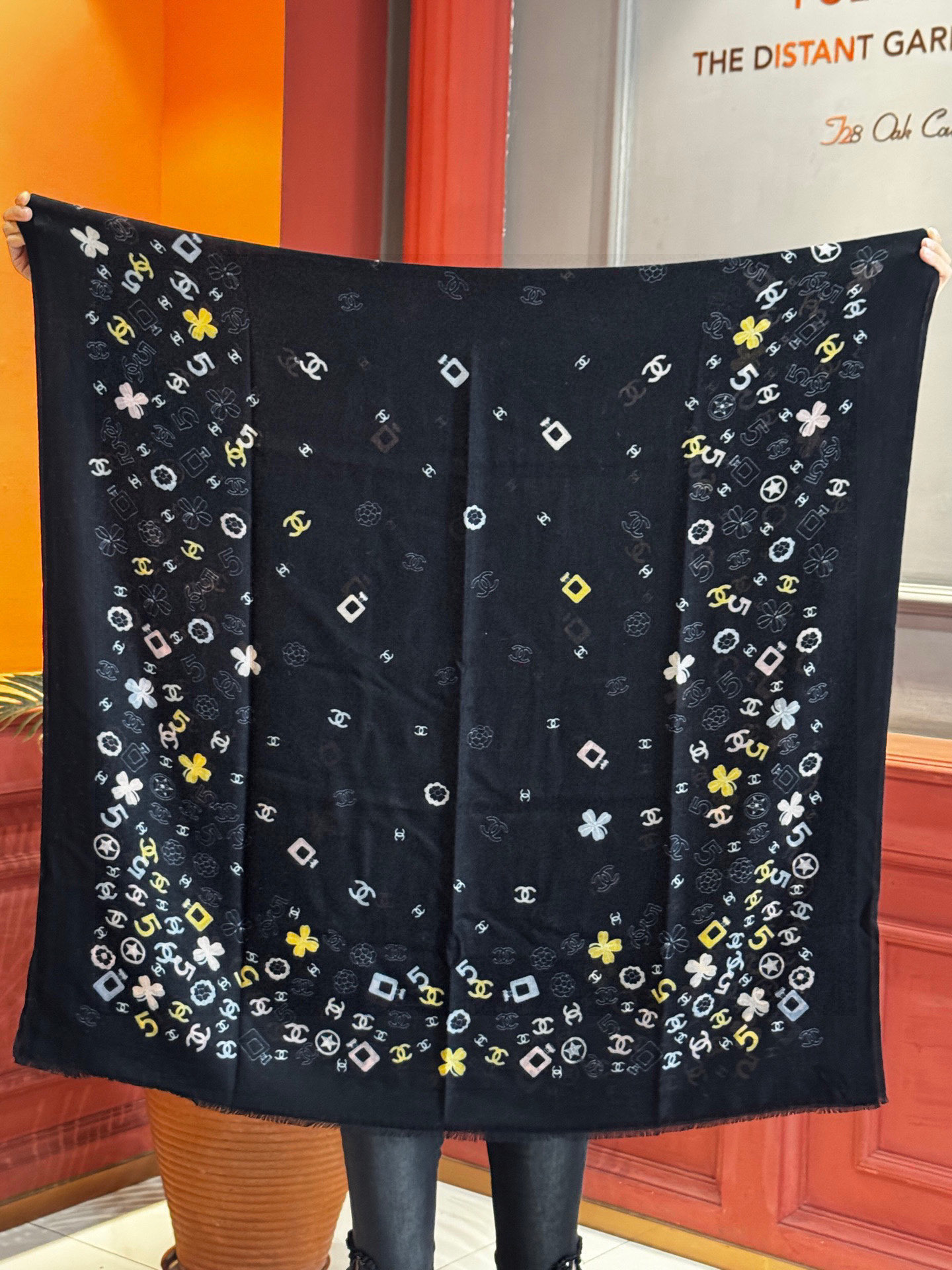 💟CHANEL香奈儿经典元素设计优雅大方，绕在颈间超级完美💋💋简直人间的尤物😍 专柜品质[玫瑰]长巾10