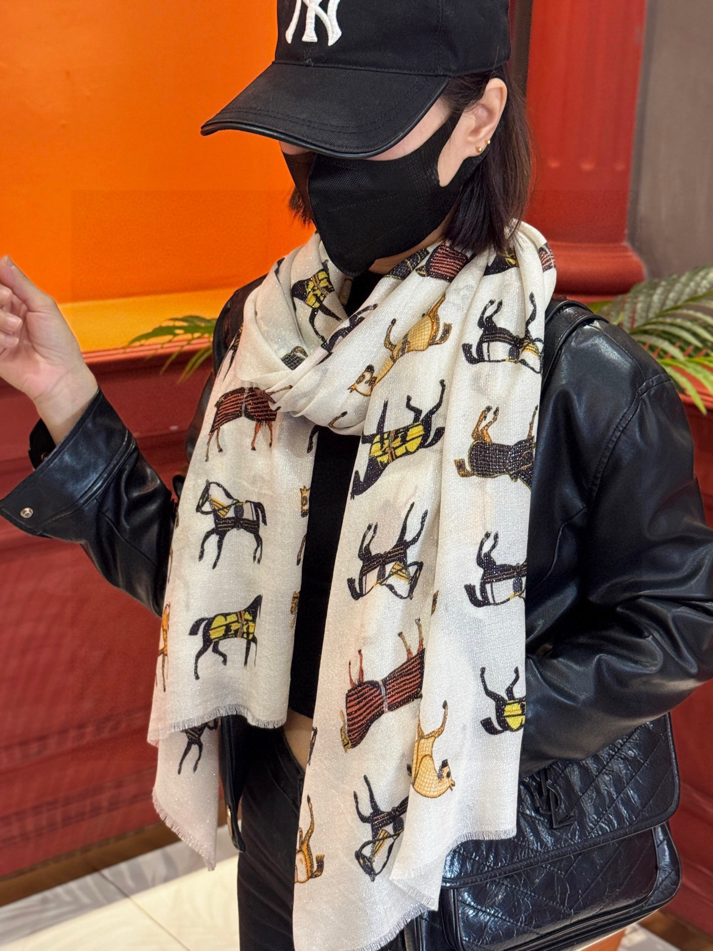 上新🌟 会发光发亮的围巾 💄💋新款客银丝+💖羊绒面料长巾 😘美翻了[流泪]H家【骏马披挂长巾】御用殿堂级