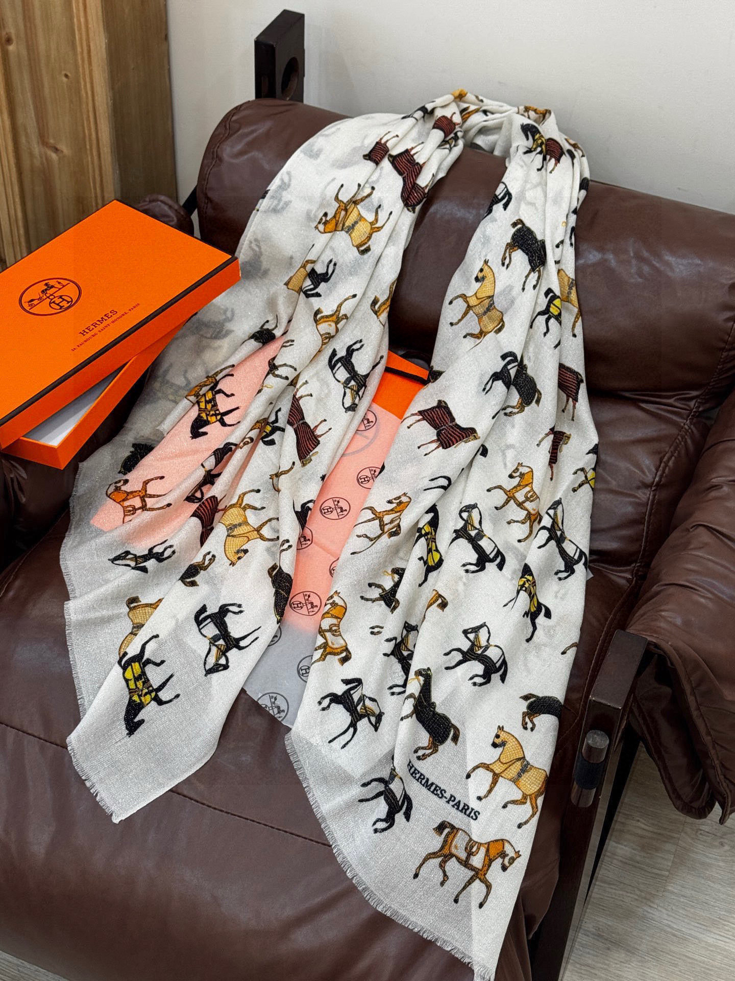 上新🌟 会发光发亮的围巾 💄💋新款客银丝+💖羊绒面料长巾 😘美翻了[流泪]H家【骏马披挂长巾】御用殿堂级