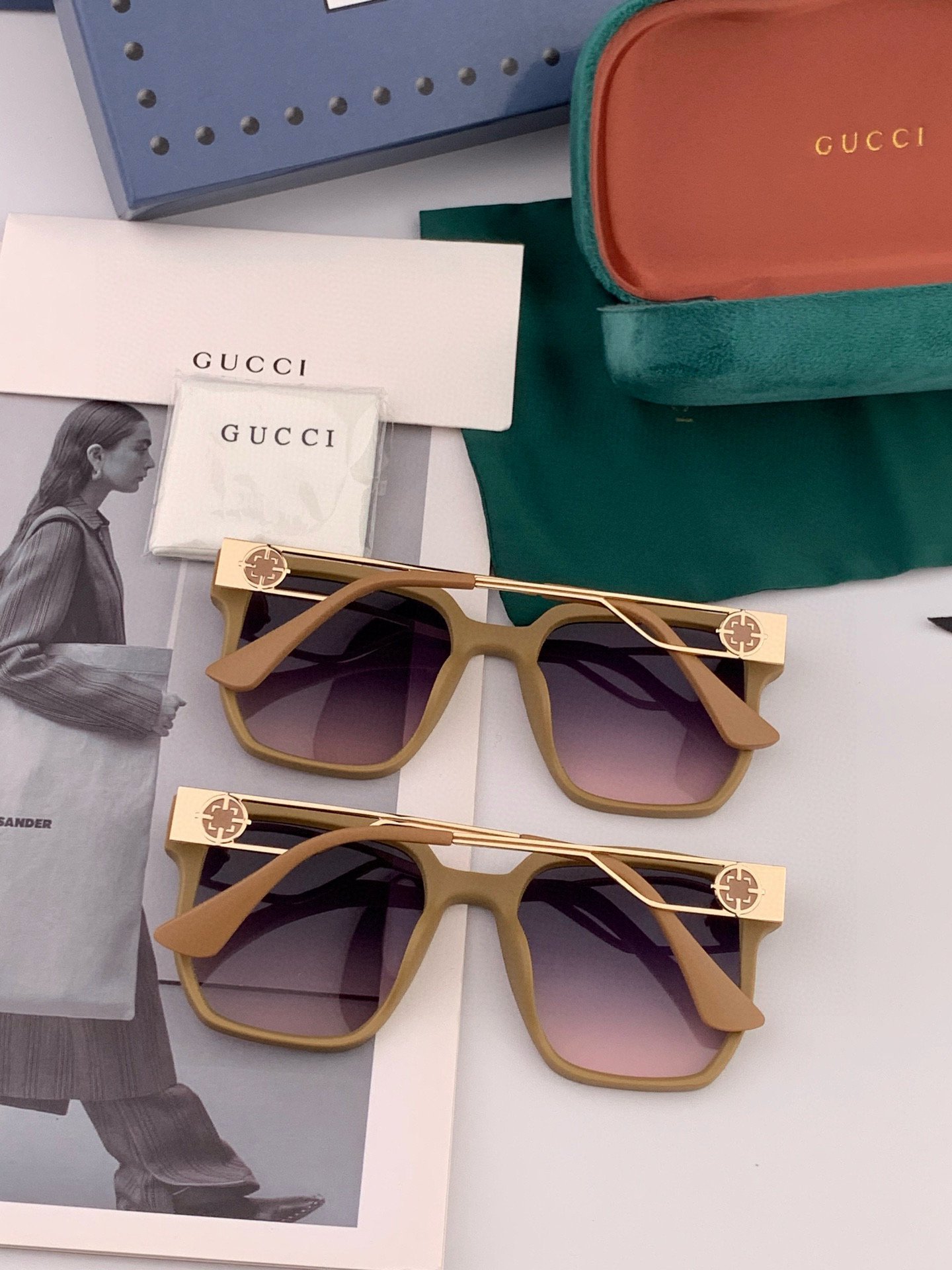 Gucci 经典的方框设计，不挑脸型，无论搭配大衣还是连衣裙都非常显气质尼龙偏光镜片预防紫外线 型号：G