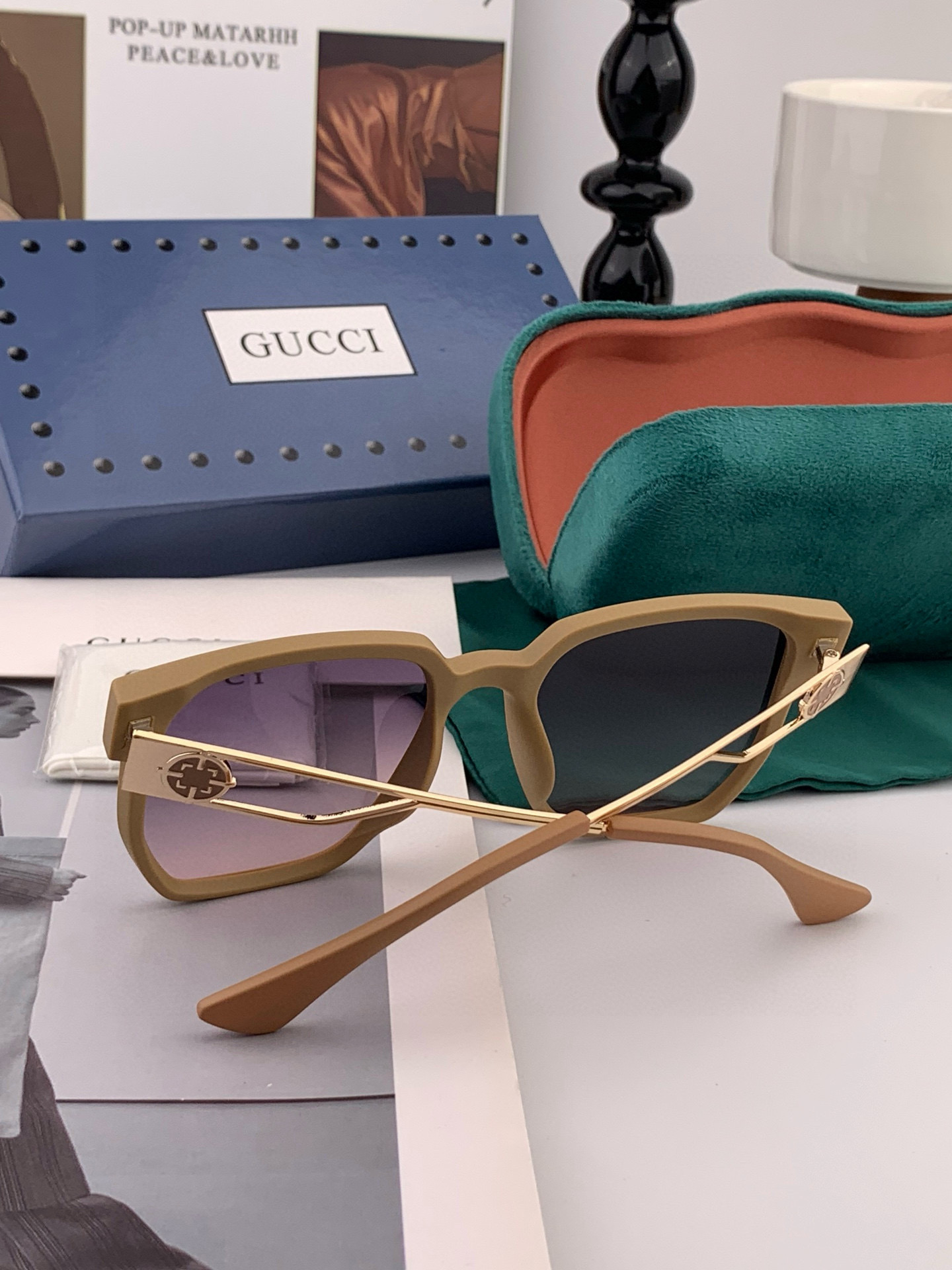 Gucci 经典的方框设计，不挑脸型，无论搭配大衣还是连衣裙都非常显气质尼龙偏光镜片预防紫外线 型号：G