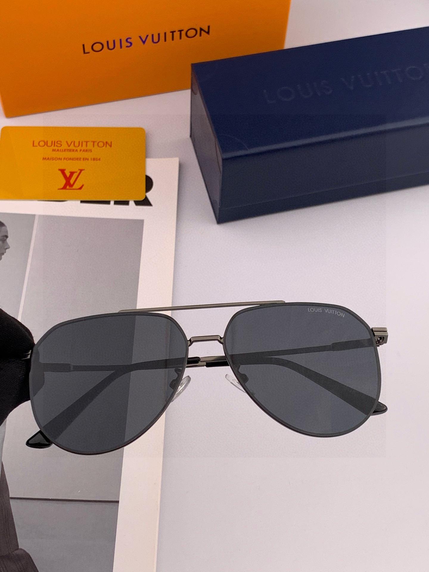 LV 男款炫彩飞行员偏光太阳镜 ❤️材质：高清尼龙加厚卡槽高清偏光镜片 🌹无边框镜架💕颜👍型号：L089