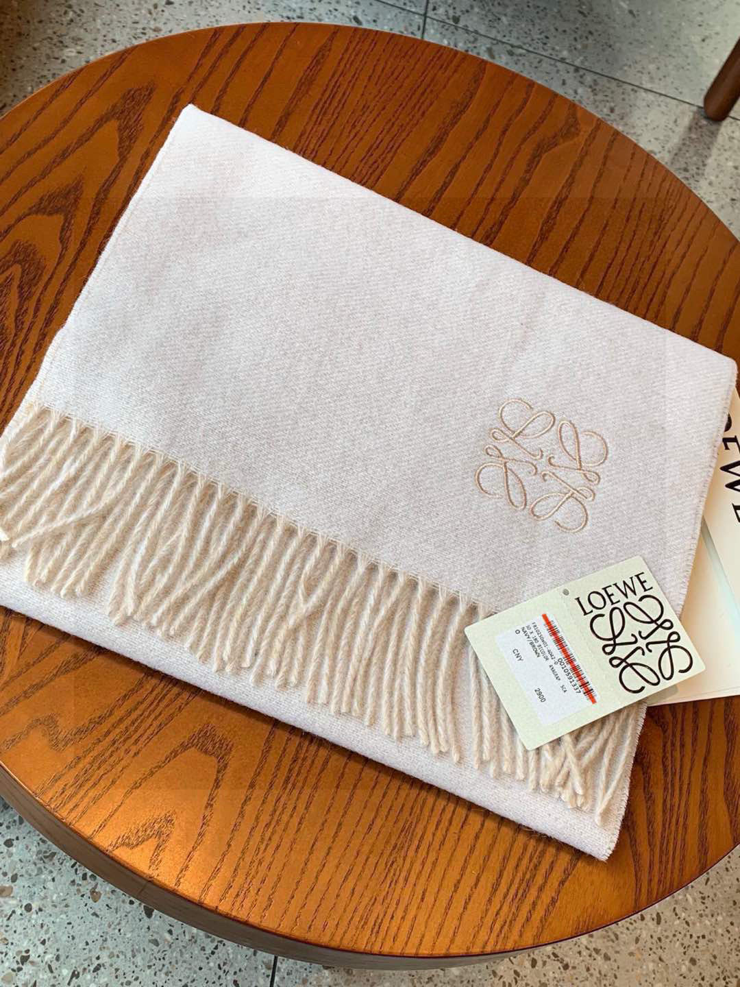 没见过吧，很少有人在柜里见过这条围巾😳当时发售的时候内地给的就特别少，原版是客户在日本中古店买到的❗所以