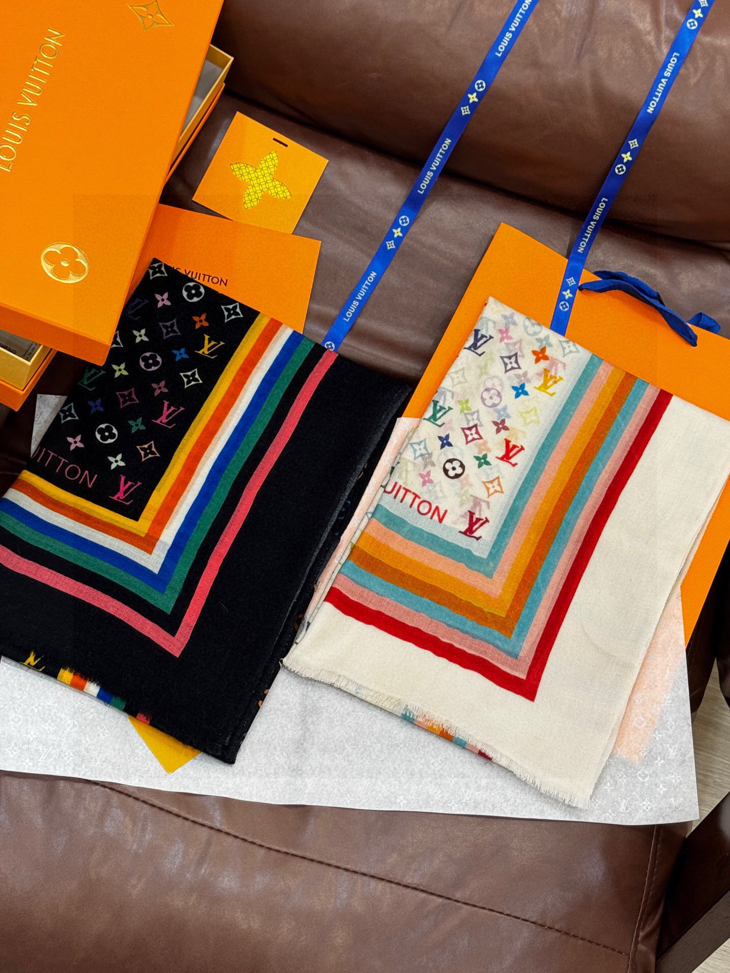 💟25年Iv最火的村上隆三彩羊绒长巾出货了！也可做装裱画，绝美无比，尽显时尚高端大气奢华风格！年度最佳爆