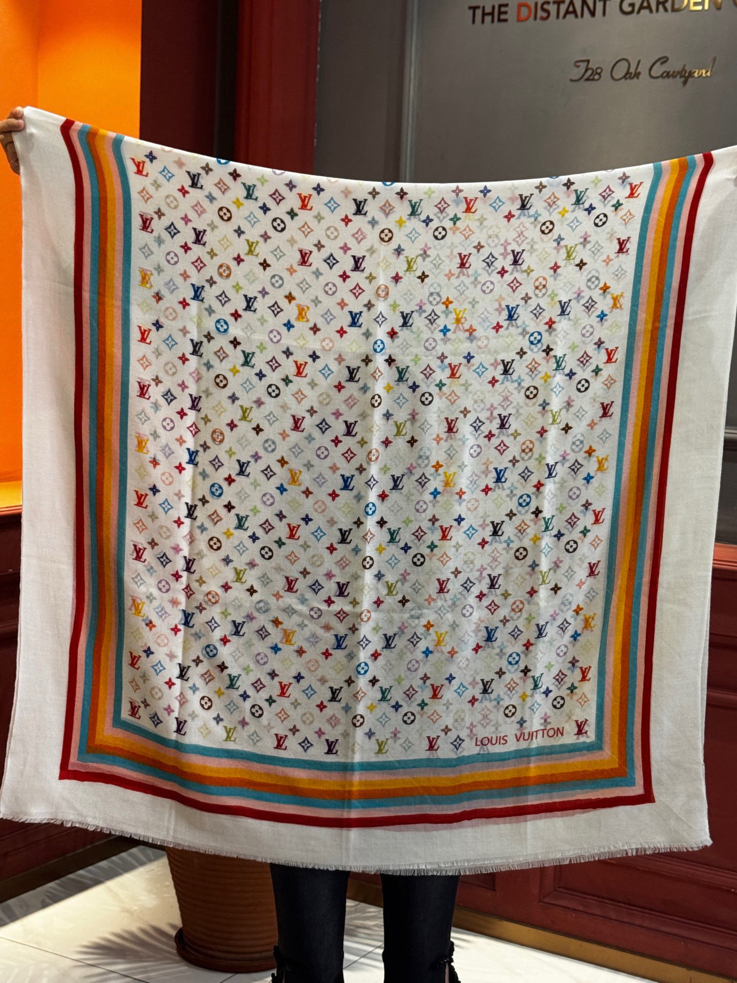 💟25年Iv最火的村上隆三彩羊绒长巾出货了！也可做装裱画，绝美无比，尽显时尚高端大气奢华风格！年度最佳爆