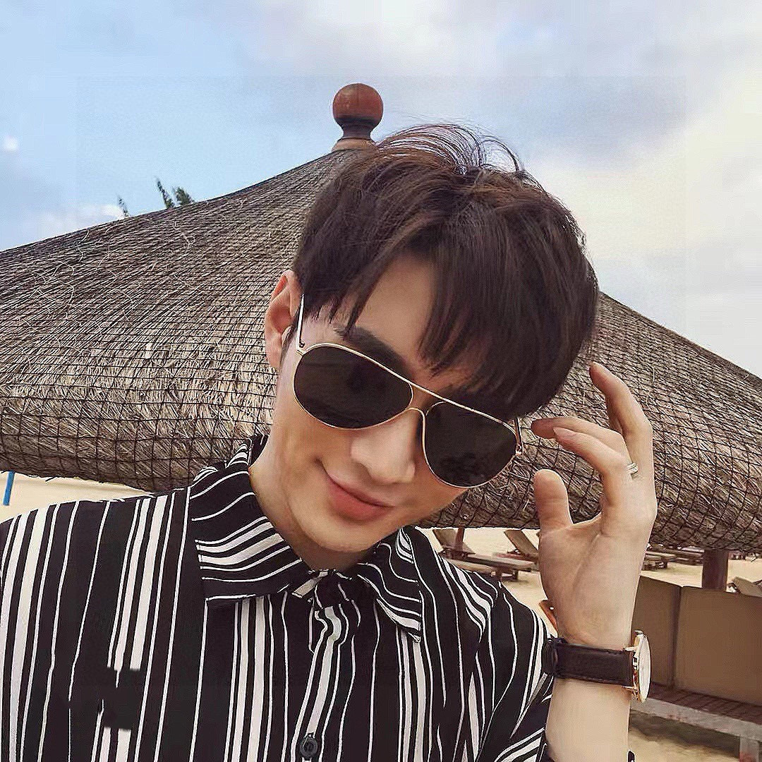 保时捷偏光金属男款方框太阳镜 材质：宝丽来高清偏光镜片。真空内镀蓝膜更好遮掩效果，夏日出行必备款。型号：