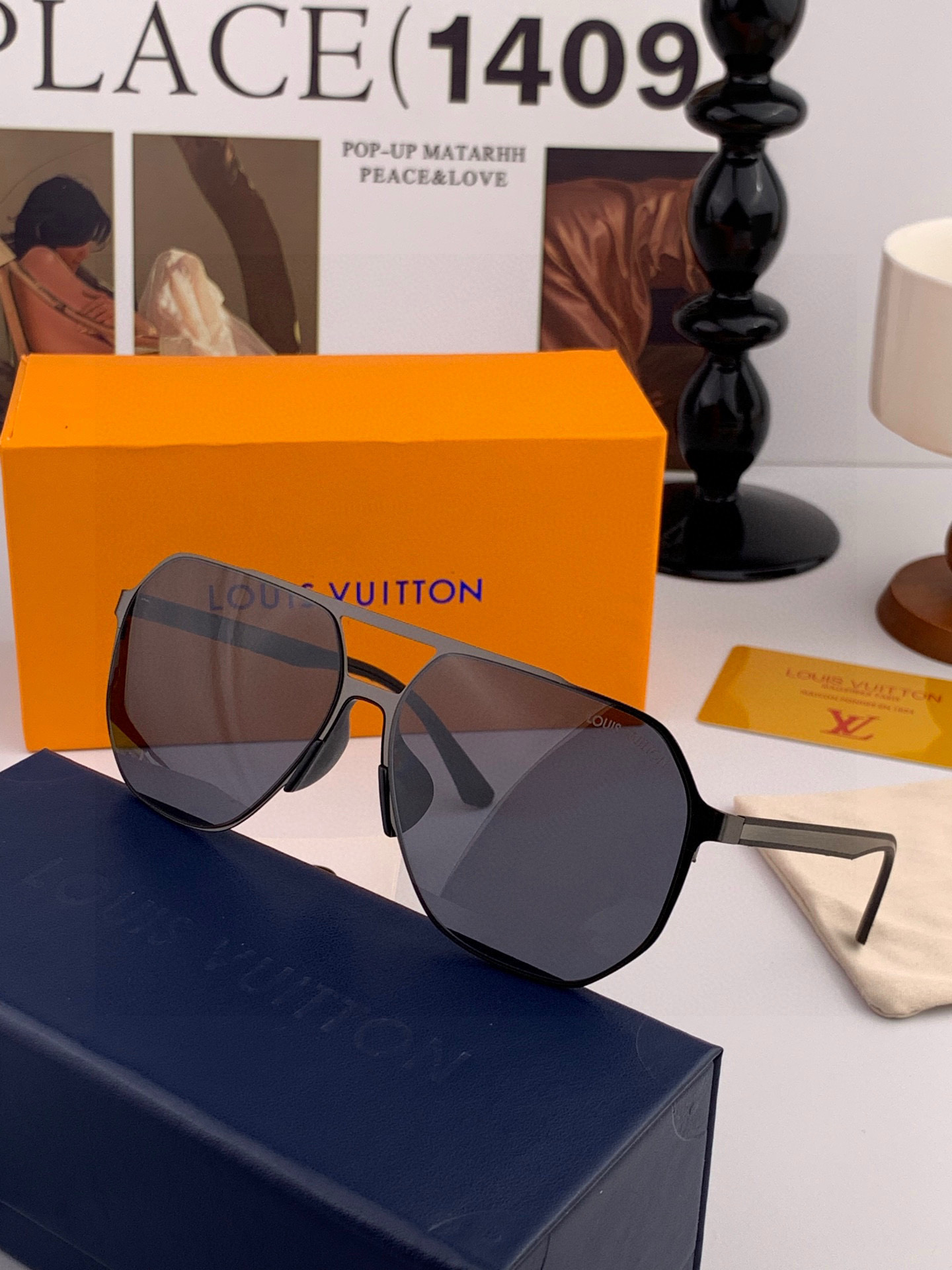 LV 男款炫彩飞行员偏光太阳镜 ❤️材质：高清尼龙加厚卡槽高清偏光镜片 🌹无边框镜架💕颜👍型号：L325