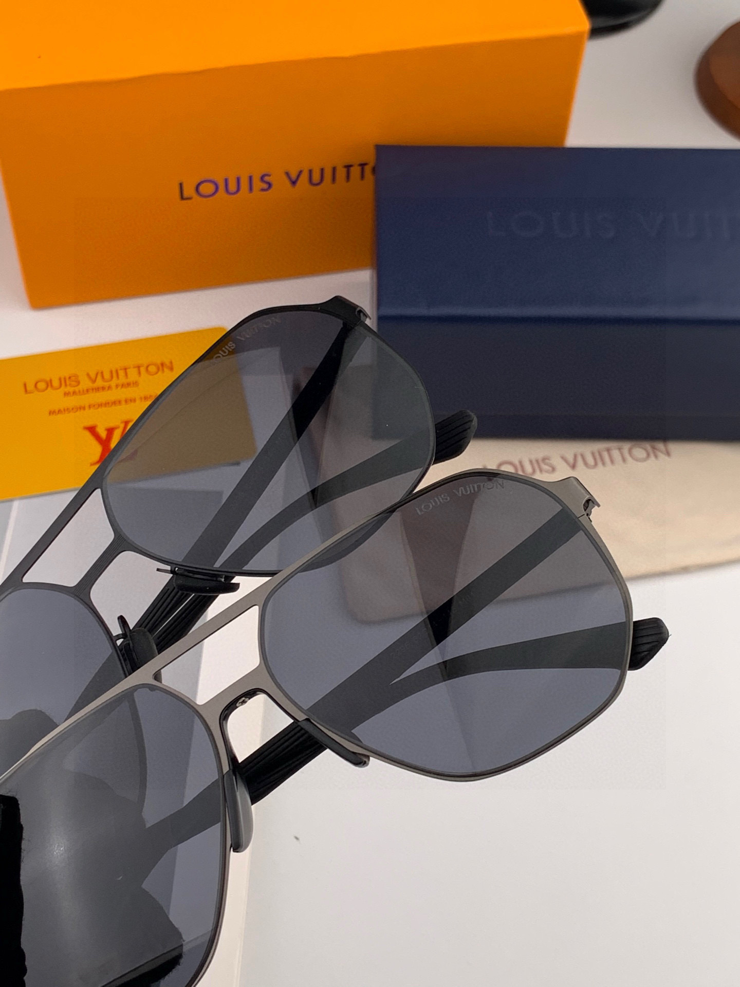LV 男款炫彩飞行员偏光太阳镜 ❤️材质：高清尼龙加厚卡槽高清偏光镜片 🌹无边框镜架💕颜👍型号：L325
