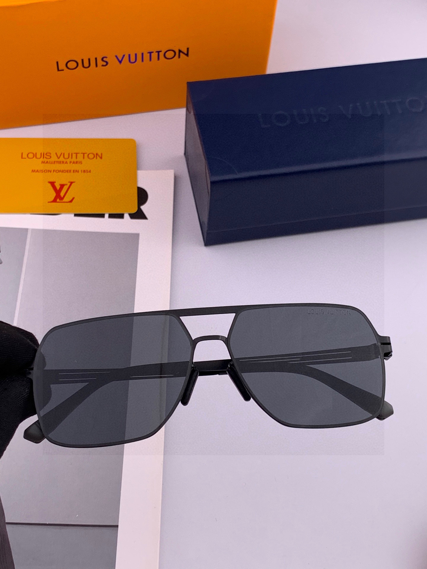 ♦️LV 2025新款男女情侣款太阳镜多边形墨镜iP电镀永不褪色 超轻超有弹性整幅眼镜无螺丝重要的是压不