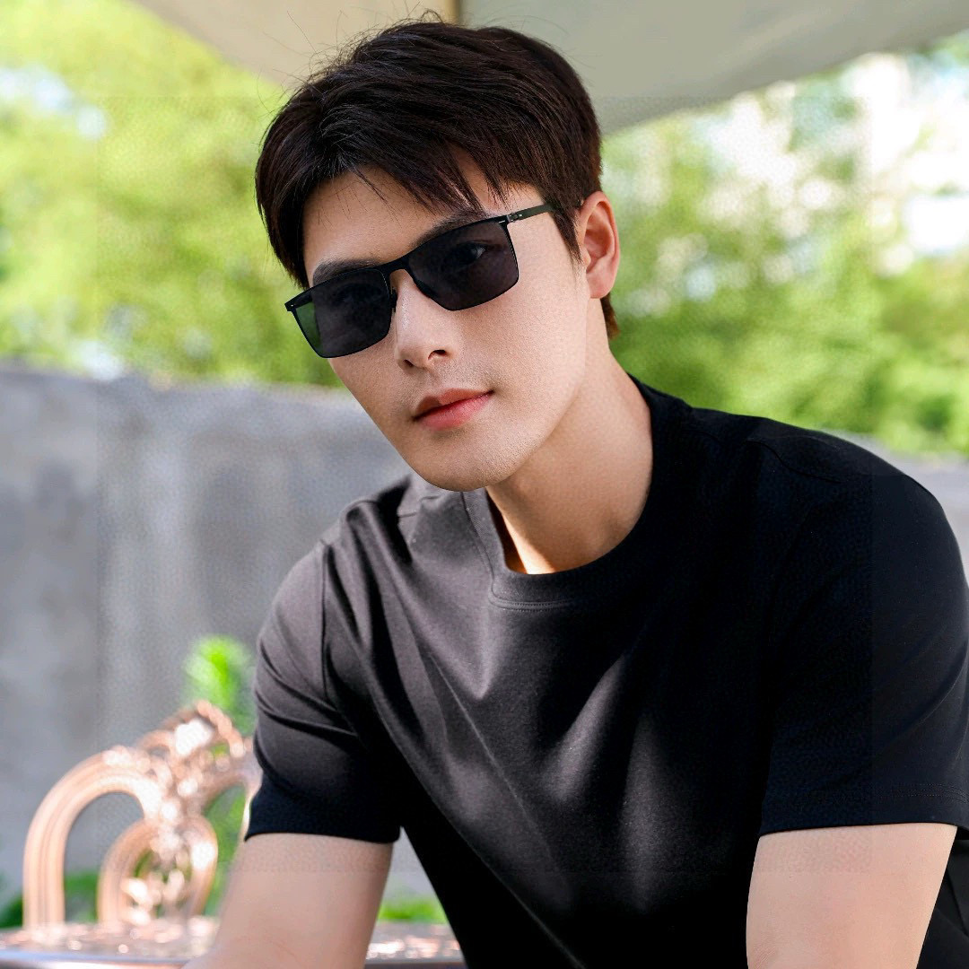 GUCC* 2025新款男女情侣款太阳iP电镀永不褪色 卖点：超轻超有弹性整幅眼镜无螺丝重要的是压不坏、