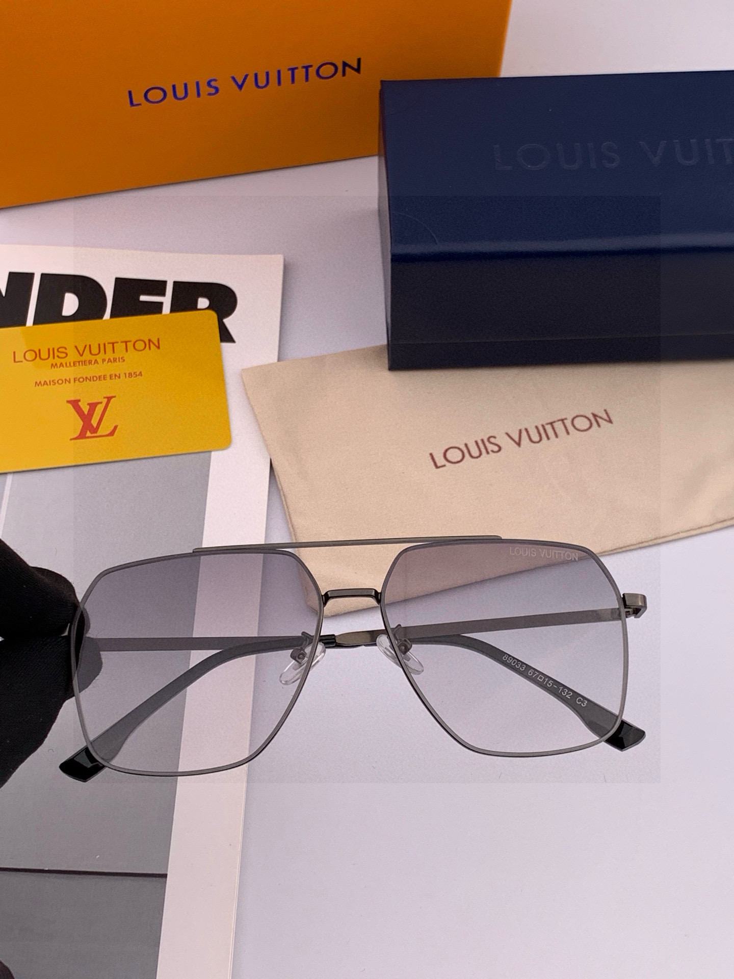 ♦️LV 2025新款男女情侣款太阳镜多边形墨镜iP电镀永不褪色 超轻超有弹性整幅眼镜无螺丝重要的是压不