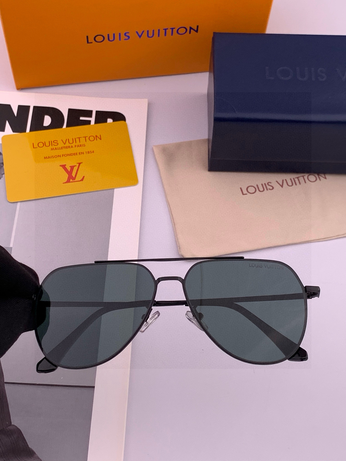 LV 男款炫彩飞行员偏光太阳镜 ❤️材质：高清尼龙加厚卡槽高清偏光镜片 🌹无边框镜架💕颜👍型号：L089