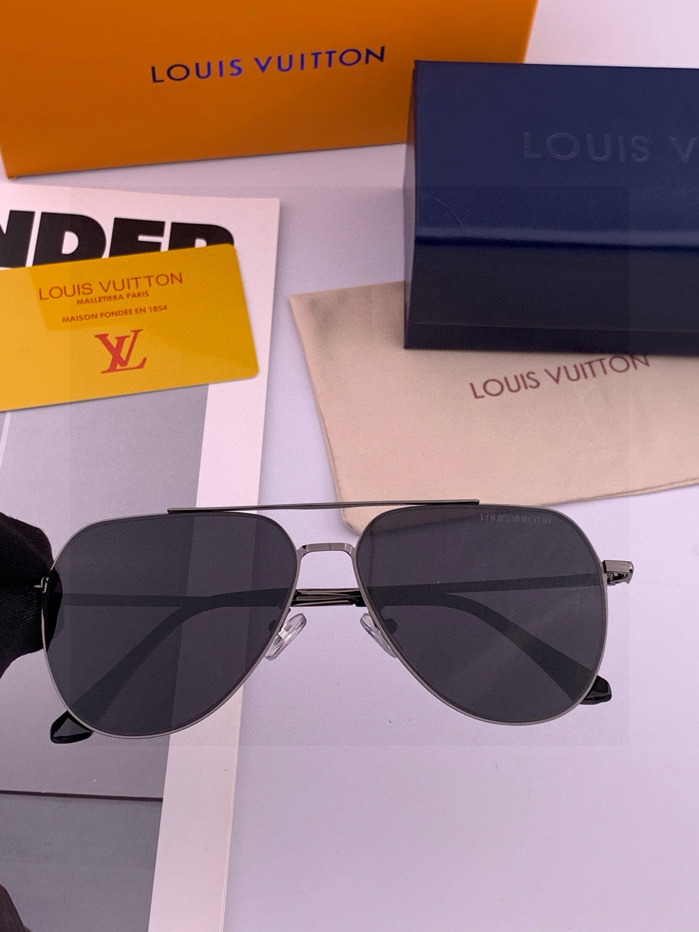 LV 男款炫彩飞行员偏光太阳镜 ❤️材质：高清尼龙加厚卡槽高清偏光镜片 🌹无边框镜架💕颜👍型号：L089