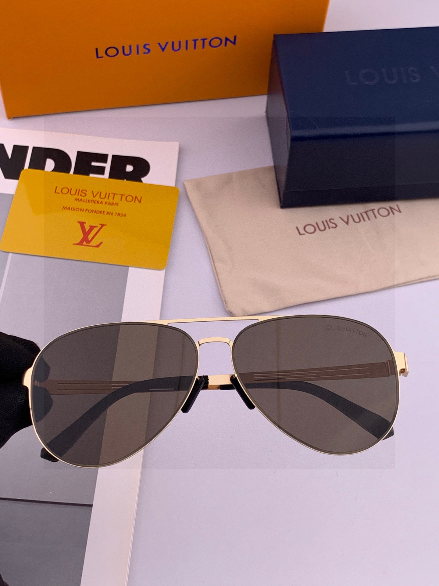 ♦️LV 2025新款男女情侣款太阳镜多边形墨镜iP电镀永不褪色 超轻超有弹性整幅眼镜无螺丝重要的是压不