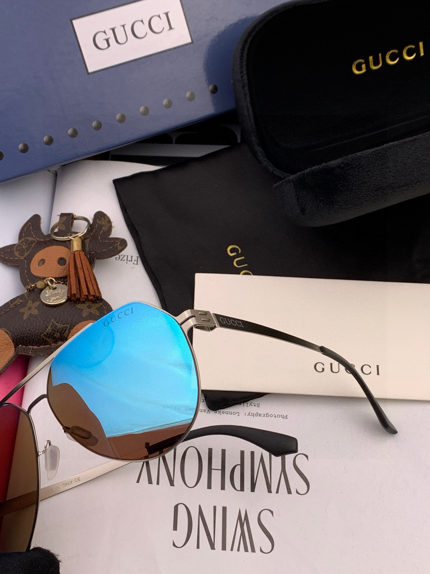 Gucc*2025新款男女情侣款太阳iP电镀永不褪色 卖点：超轻超有弹性整幅眼镜无螺丝重要的是压不坏、镜