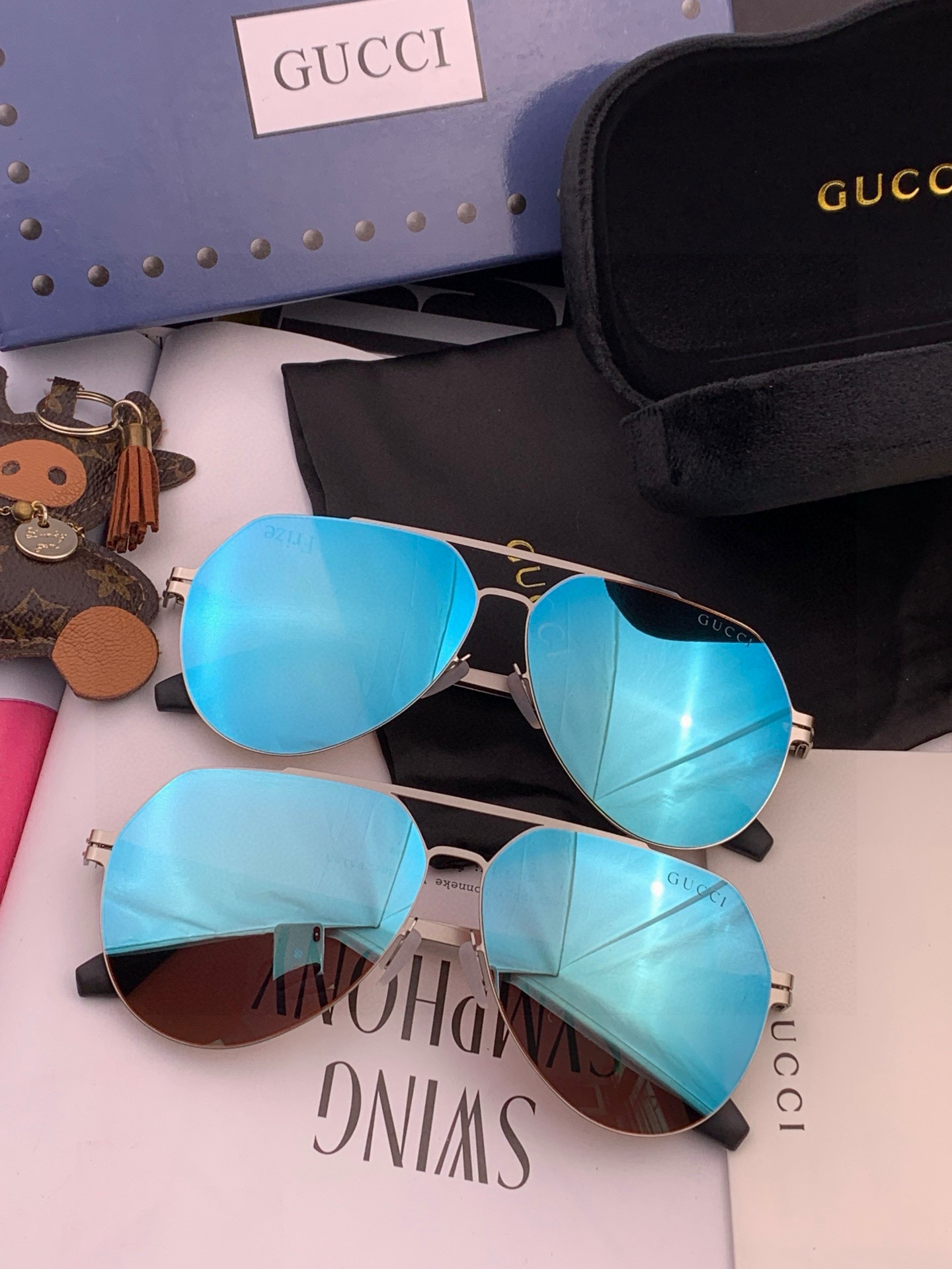 Gucc*2025新款男女情侣款太阳iP电镀永不褪色 卖点：超轻超有弹性整幅眼镜无螺丝重要的是压不坏、镜